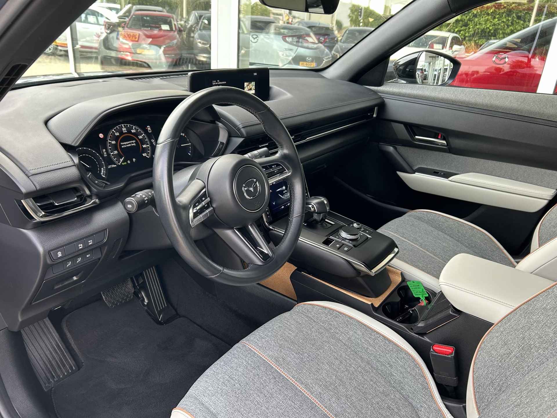 Mazda MX-30 e-SkyActiv 145 First Edition 36 kWh | € 2.000,- Subsidie mogelijk!  | Navigatie | Cruise Control Adaptief | Climate Control | Parkeersensoren | Parkeercamera | 36Mnd. Garantie | Rijklaar! | - 32/36