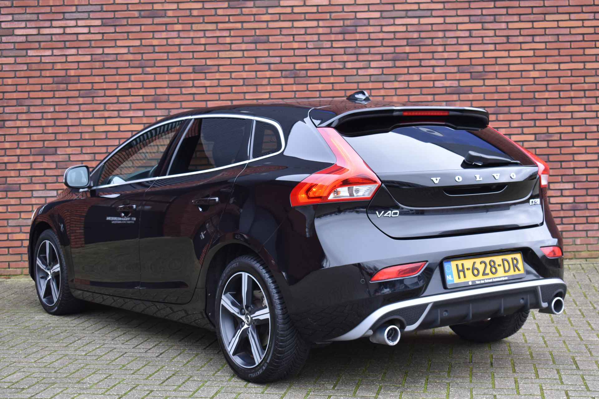 Volvo V40 D3 150PK Automaat Polar+ Sport | Led verlichting | Getinte ramen | Stoelverwarming | Achteruitrijcamera | - 2/39