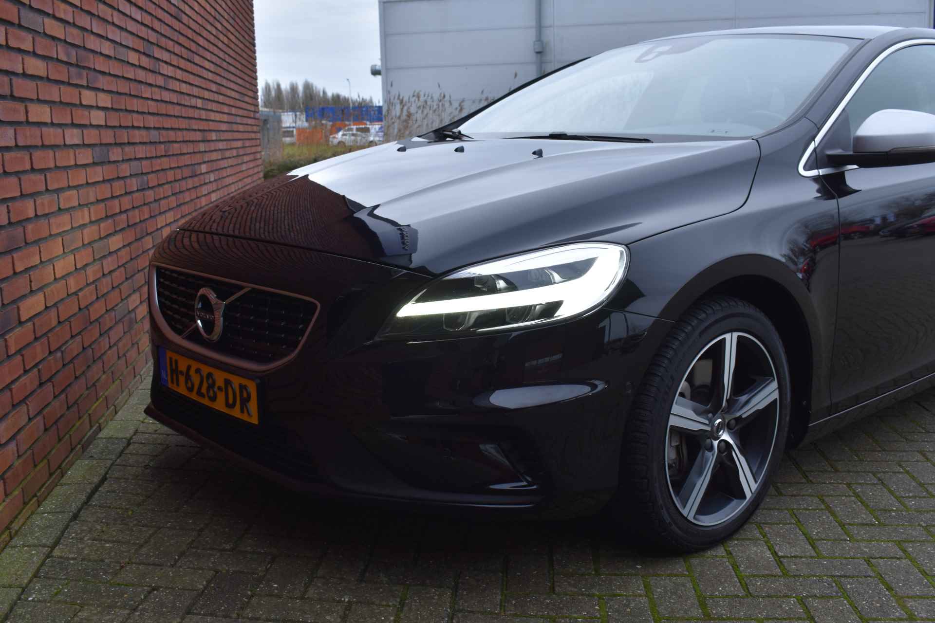 Volvo V40 D3 150PK Automaat Polar+ Sport | Led verlichting | Getinte ramen | Stoelverwarming | Achteruitrijcamera | - 3/39