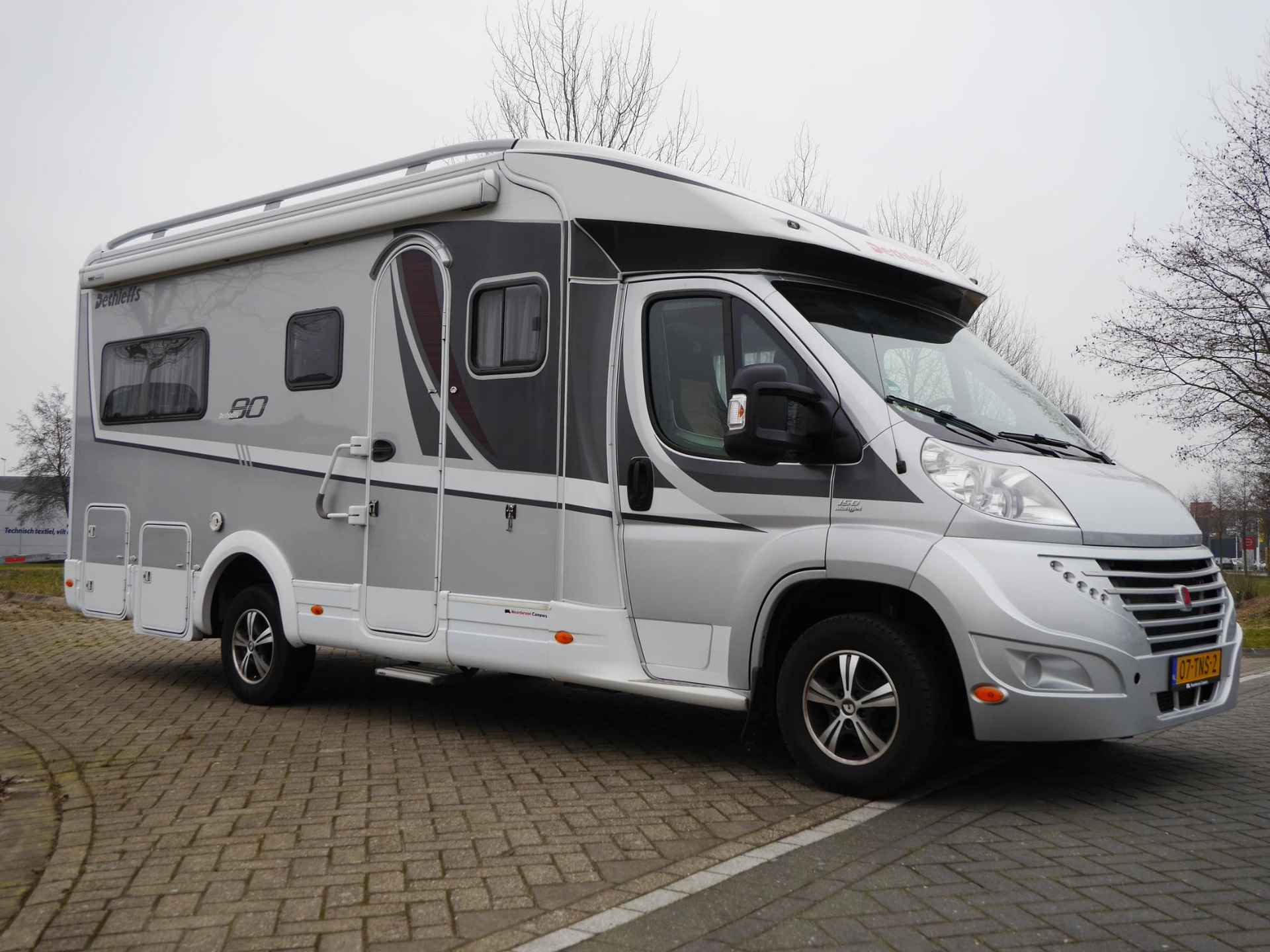 Dethleffs T 6700 eighty | 3850 gewicht | Fietsendrager achterop | 4 persoons | Zeer netjes | Fransbed | Airco | Cruise | Ruime badkamer - 2/40