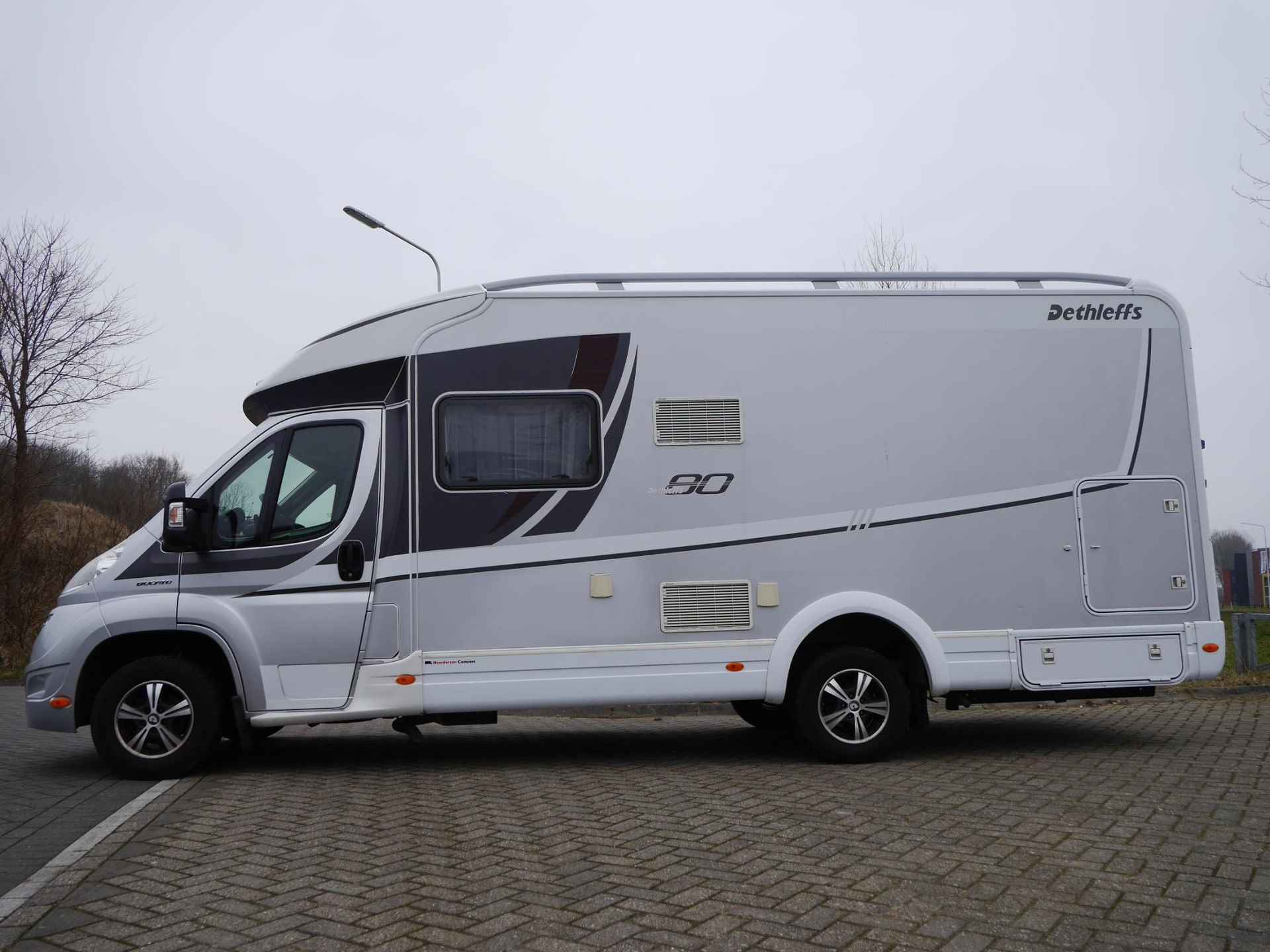 Dethleffs T 6700 eighty | 3850 gewicht | Fietsendrager achterop | 4 persoons | Zeer netjes | Fransbed | Airco | Cruise | Ruime badkamer - 3/40