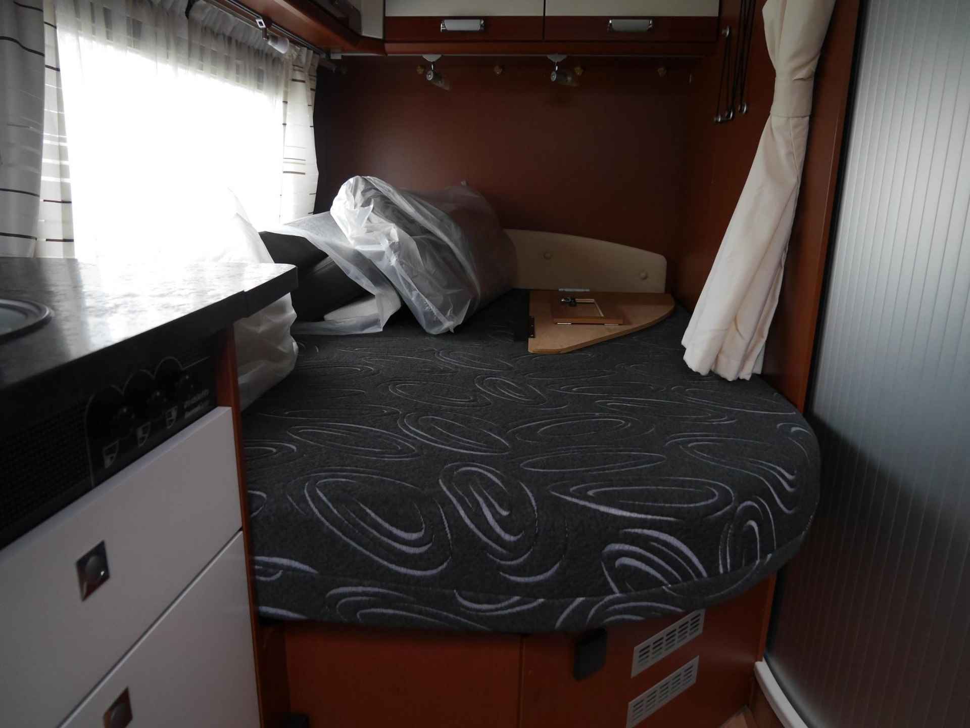 Dethleffs T 6700 eighty | 3850 gewicht | Fietsendrager achterop | 4 persoons | Zeer netjes | Fransbed | Airco | Cruise | Ruime badkamer - 18/40