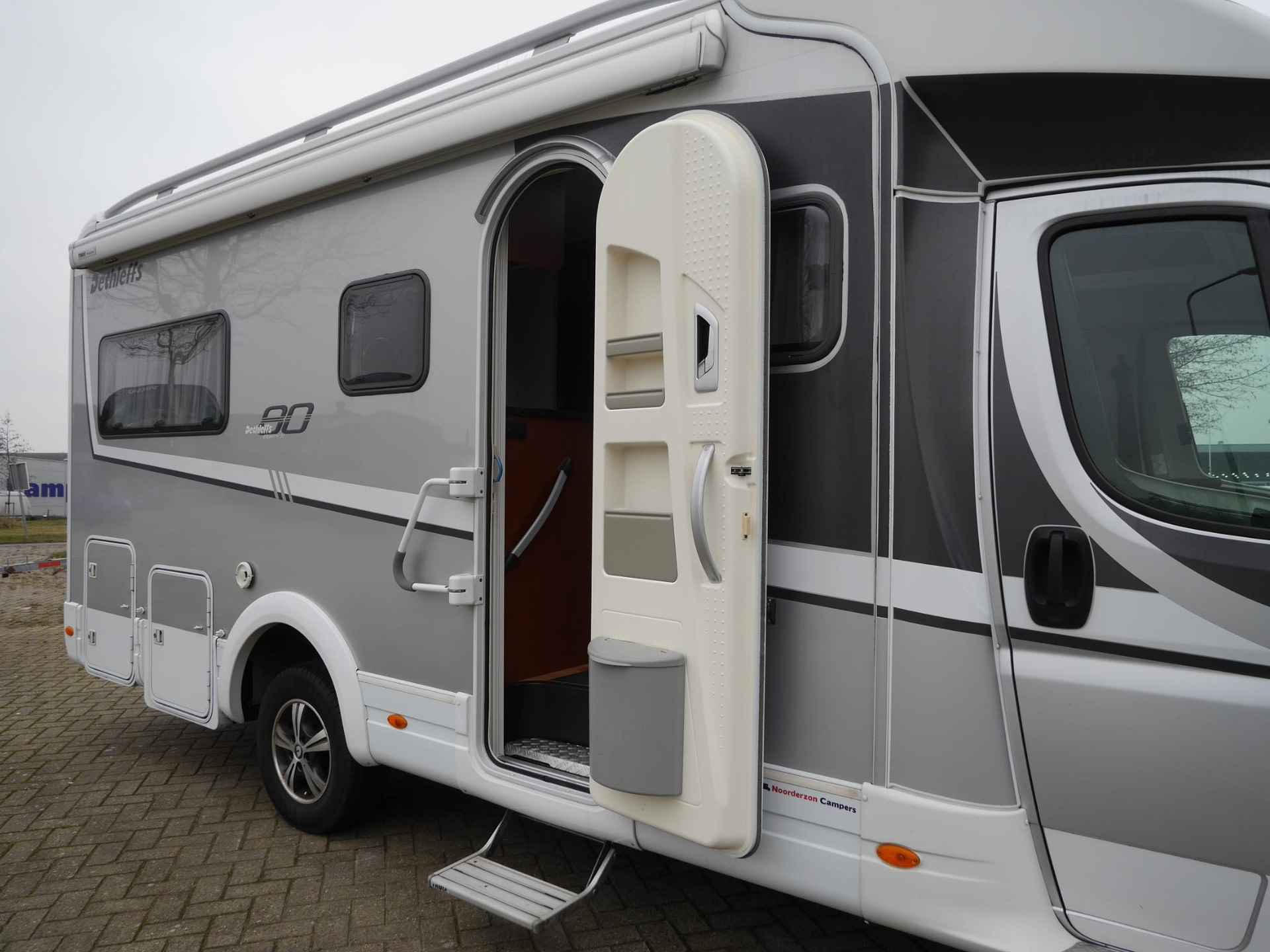 Dethleffs T 6700 eighty | 3850 gewicht | Fietsendrager achterop | 4 persoons | Zeer netjes | Fransbed | Airco | Cruise | Ruime badkamer - 35/40