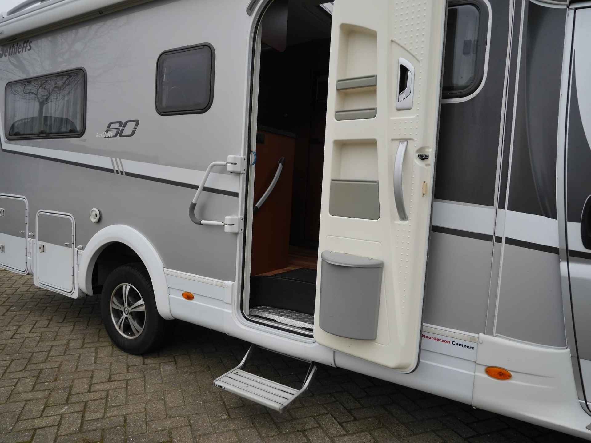 Dethleffs T 6700 eighty | 3850 gewicht | Fietsendrager achterop | 4 persoons | Zeer netjes | Fransbed | Airco | Cruise | Ruime badkamer - 36/40