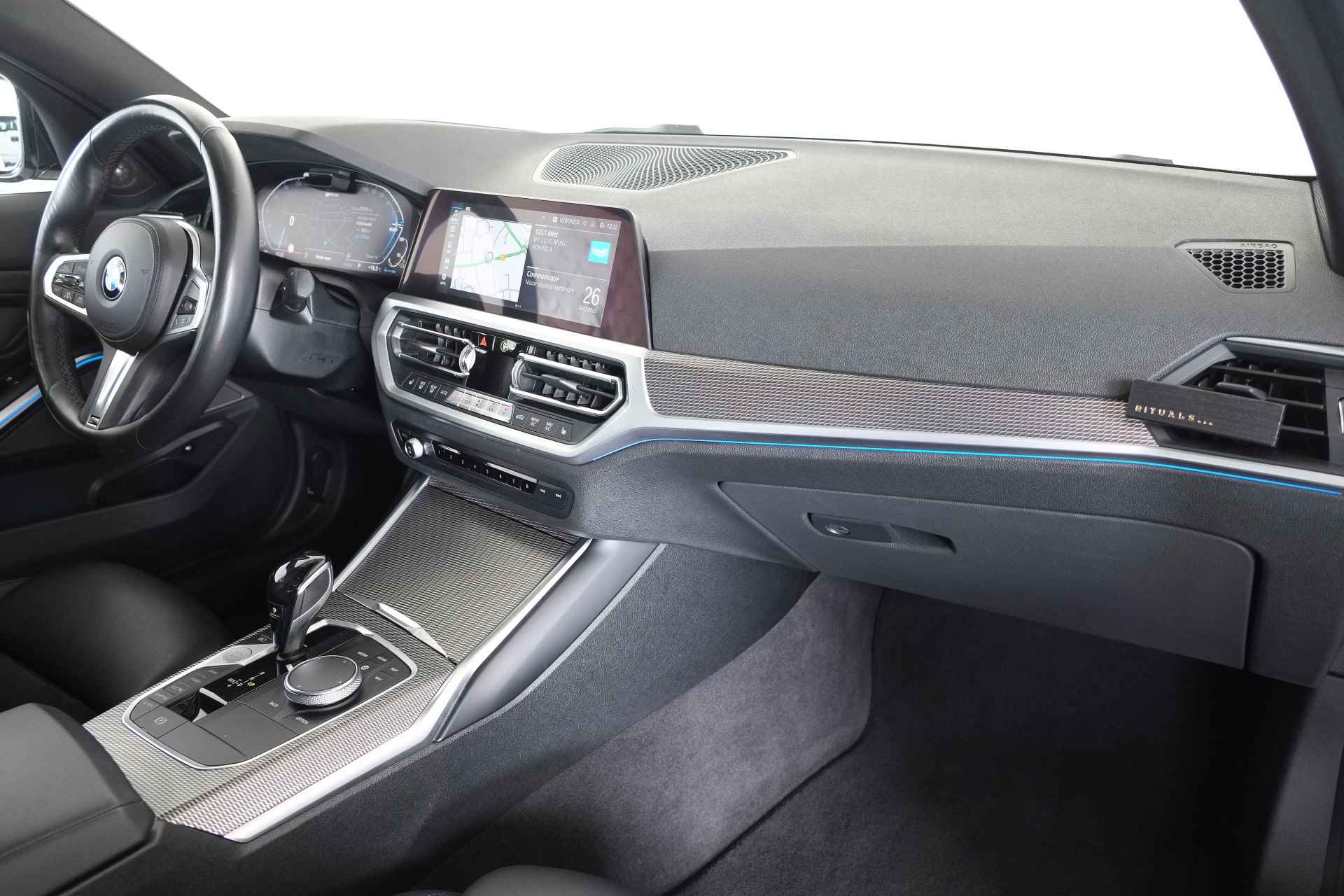 BMW 3-serie 330e M Sport Edition Panorama / Opendak / Laser LED / HarmanKardon / Head-UP - 4/29