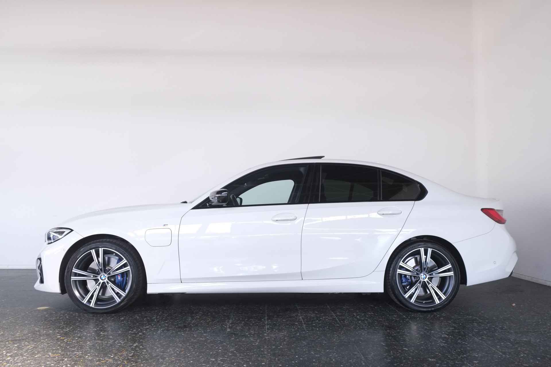 BMW 3-serie 330e M Sport Edition Panorama / Opendak / Laser LED / HarmanKardon / Head-UP - 29/29