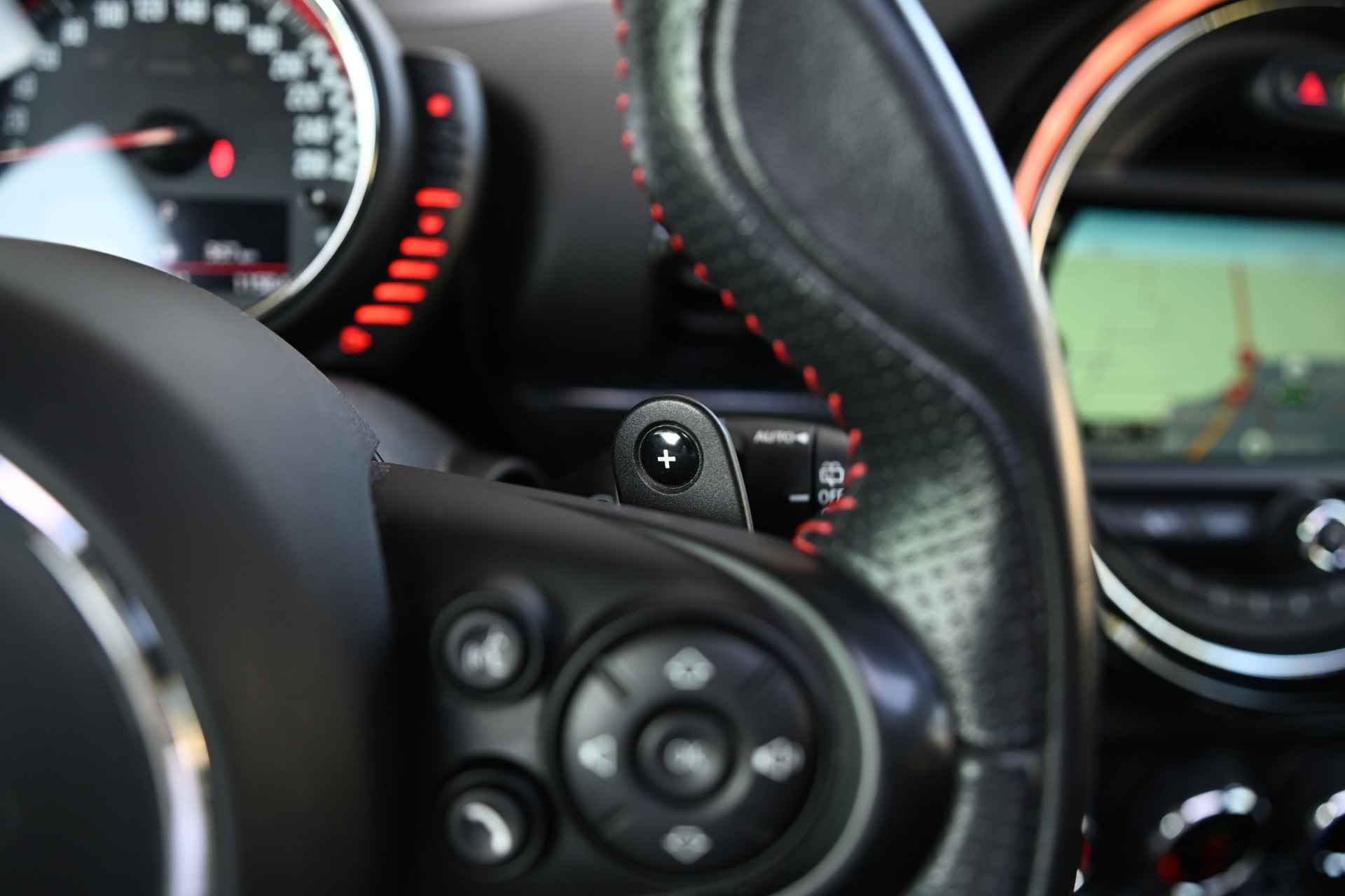 MINI Clubman JCW ALL4 Chili Automaat / Panoramadak / Camera / Active Cruise Control / Harman Kardon / Head-up Display / 19"LM-velgen - 17/32