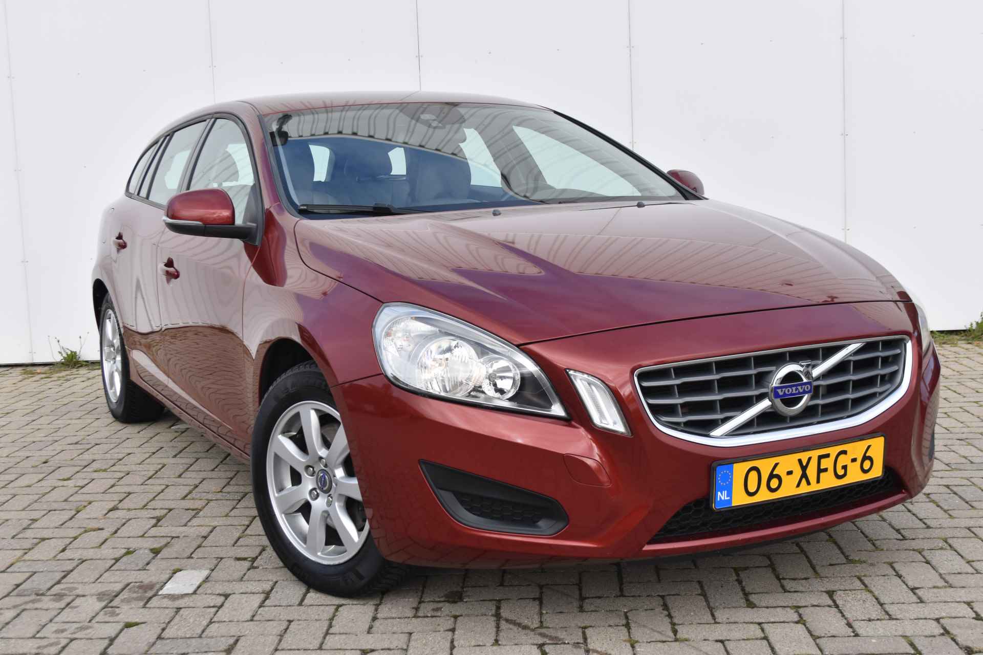 Volvo V60 T3 Kinetic #FlamencoRed #Leder #DealerOnderhouden! - 3/30