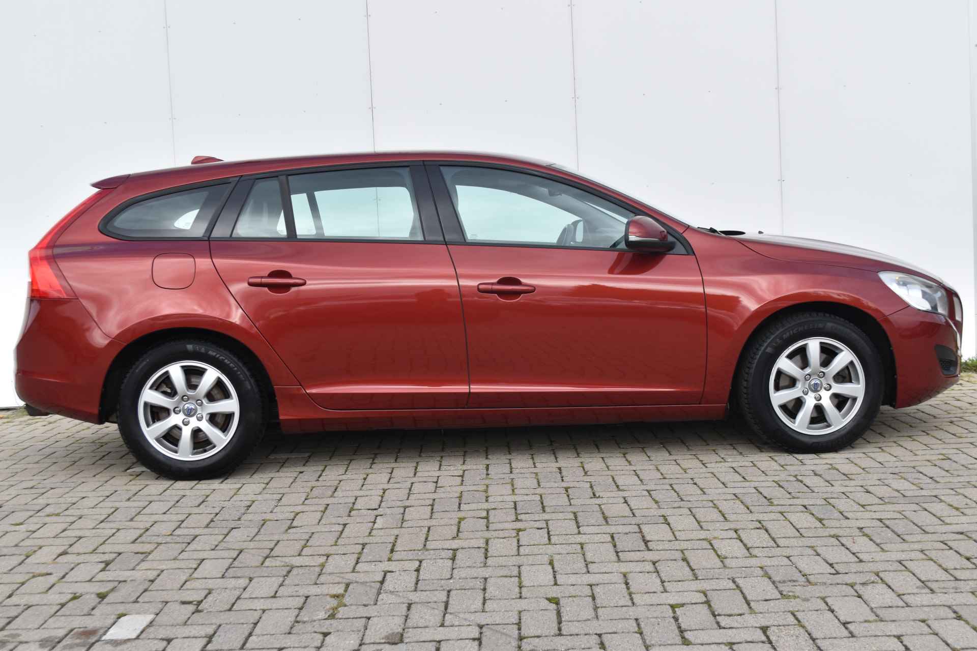 Volvo V60 T3 Kinetic #FlamencoRed #Leder #DealerOnderhouden! - 4/30