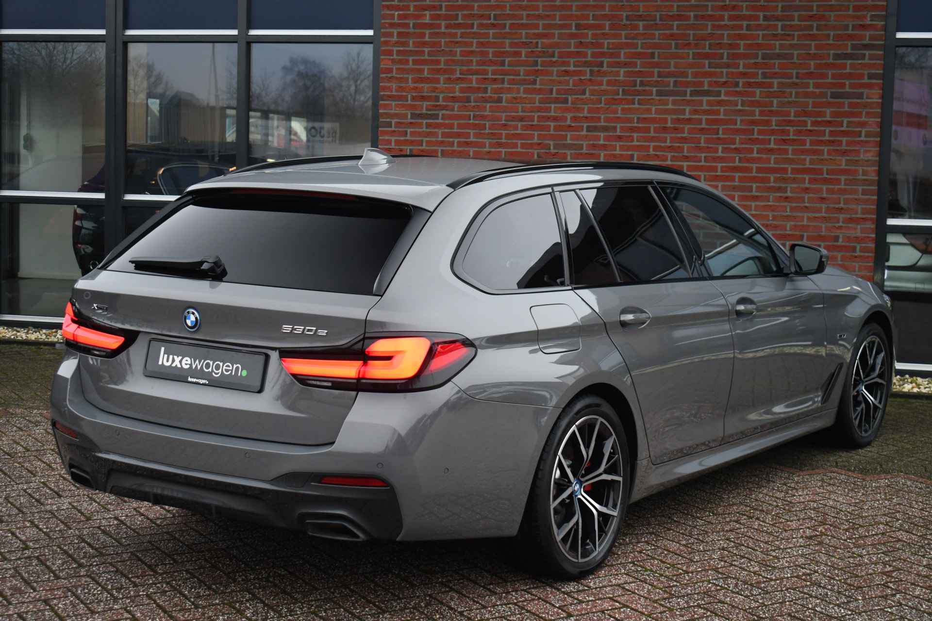 BMW 5 Serie Touring 530e xDrive M-Sport Pano Comf+Ventilatie HUD H/K Laser 19inch - 44/81