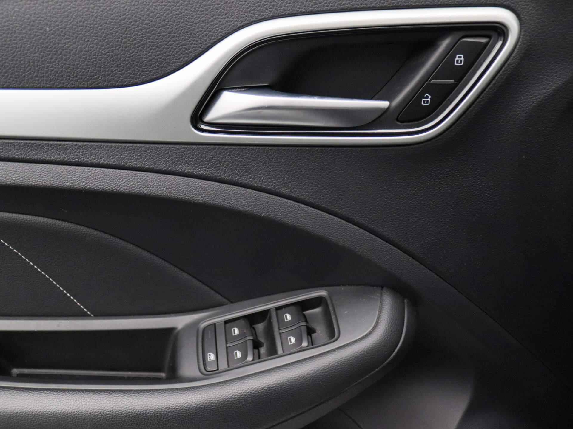 MG ZS EV Luxury 45 kWh | Panoramadak | Camera | Lederen Bekleding | Navigatie | - 22/28