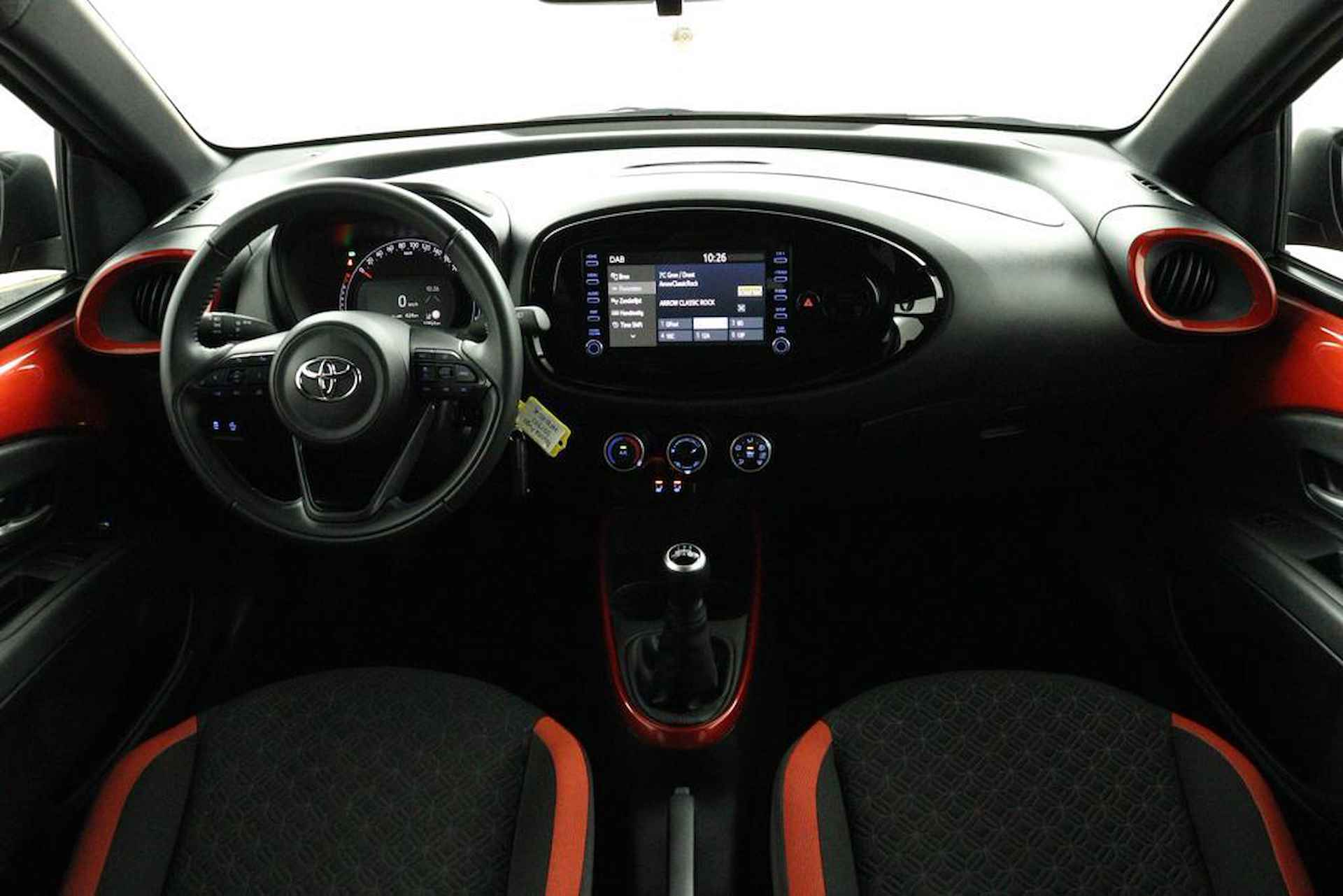 Toyota Aygo X 1.0 VVT-i MT Pulse | Airco | Two Tone kleur | Camera | Adapt. Cruise Control | Navigatie via App | - 18/41