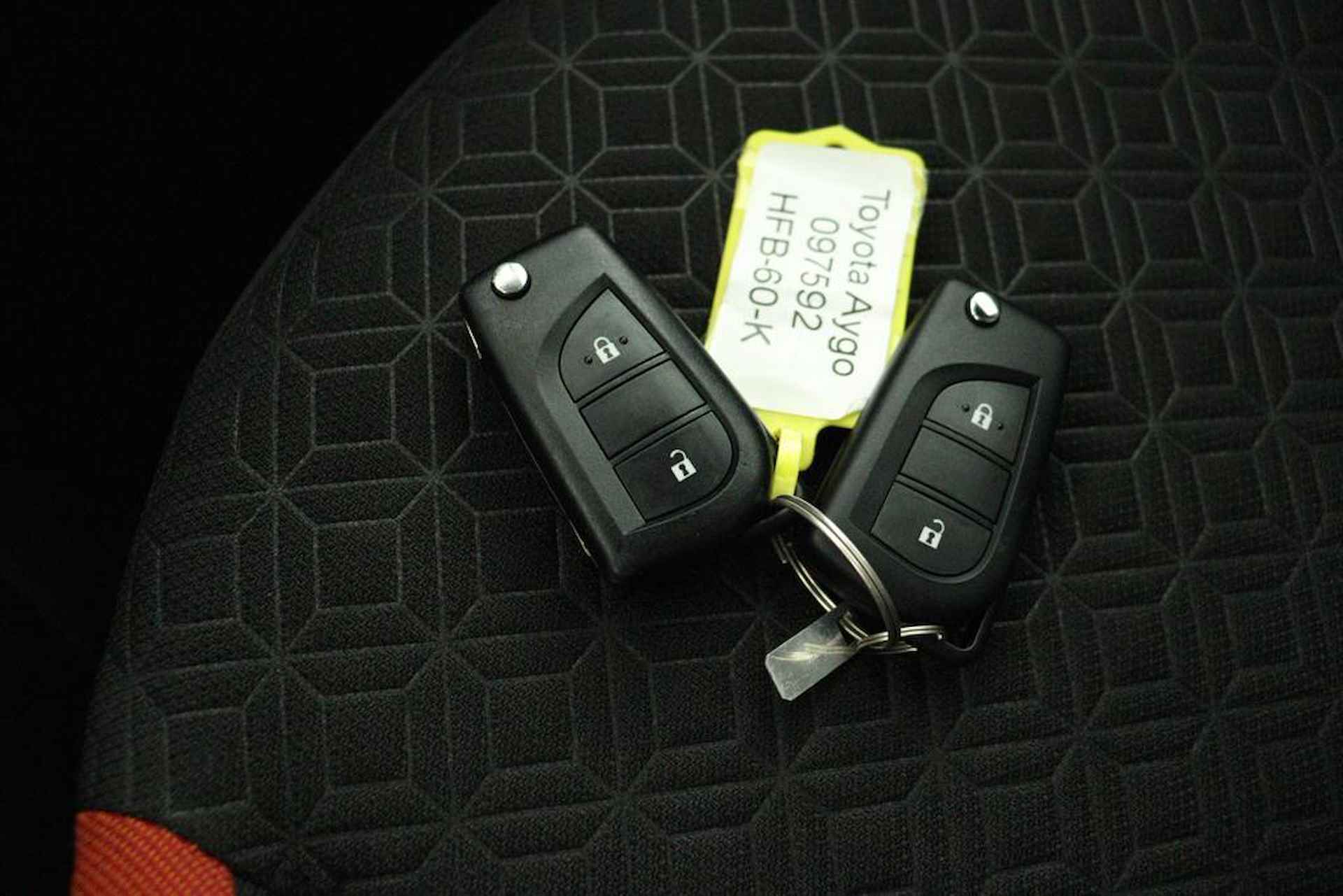 Toyota Aygo X 1.0 VVT-i MT Pulse | Airco | Two Tone kleur | Camera | Adapt. Cruise Control | Navigatie via App | - 40/41