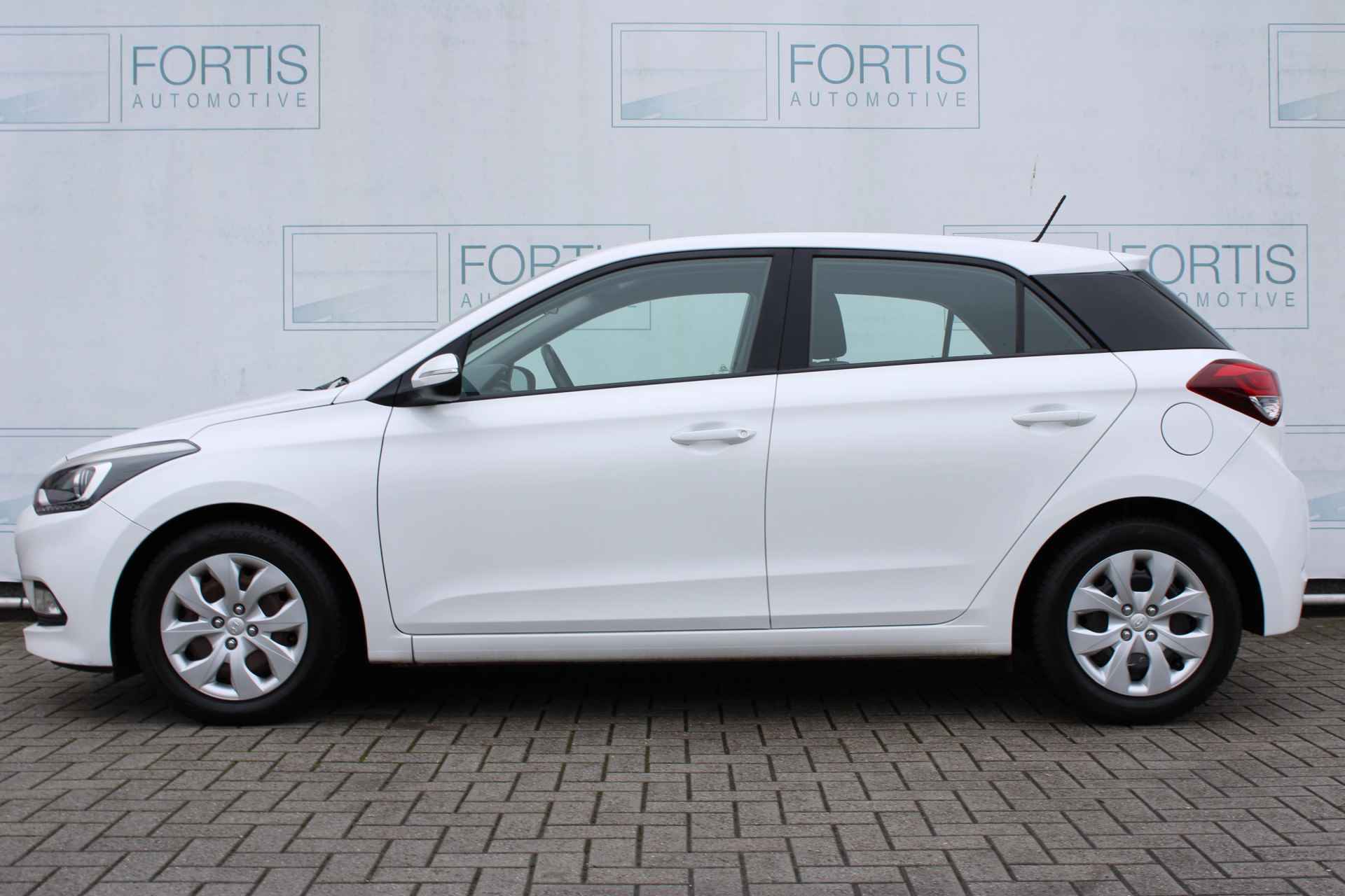 Hyundai i20 1.2 HP i-Motion NETTE STAAT ! NL AUTO | PDC | TREKHAAK | AIRCO | GOED ONDERHOUDEN - 10/27