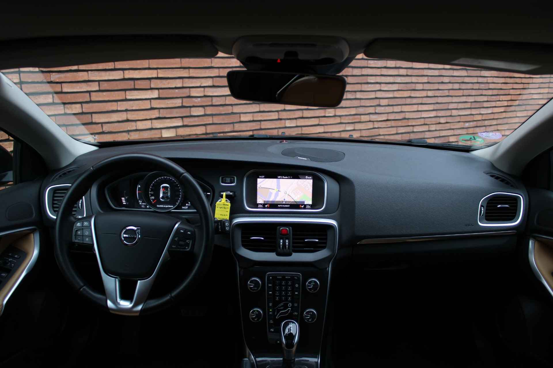 Volvo V40 T3 AUT6 153PK Edition+ | High Performance Audio | Panorama Dak | Verwarmbare Voorstoelen | Electronic Climate Control | Getint Glas Achter | Navigatiesysteem | Volvo On Call | Achteruitrijcamera | Keyless Entry - 4/17