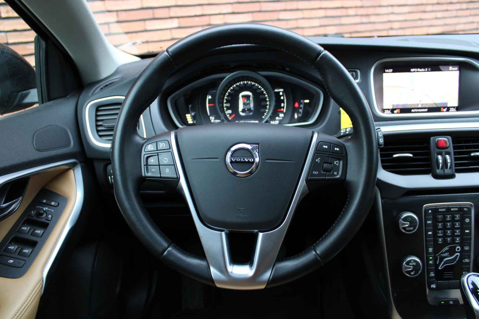 Volvo V40 T3 AUT6 153PK Edition+ | High Performance Audio | Panorama Dak | Verwarmbare Voorstoelen | Electronic Climate Control | Getint Glas Achter | Navigatiesysteem | Volvo On Call | Achteruitrijcamera | Keyless Entry - 5/17