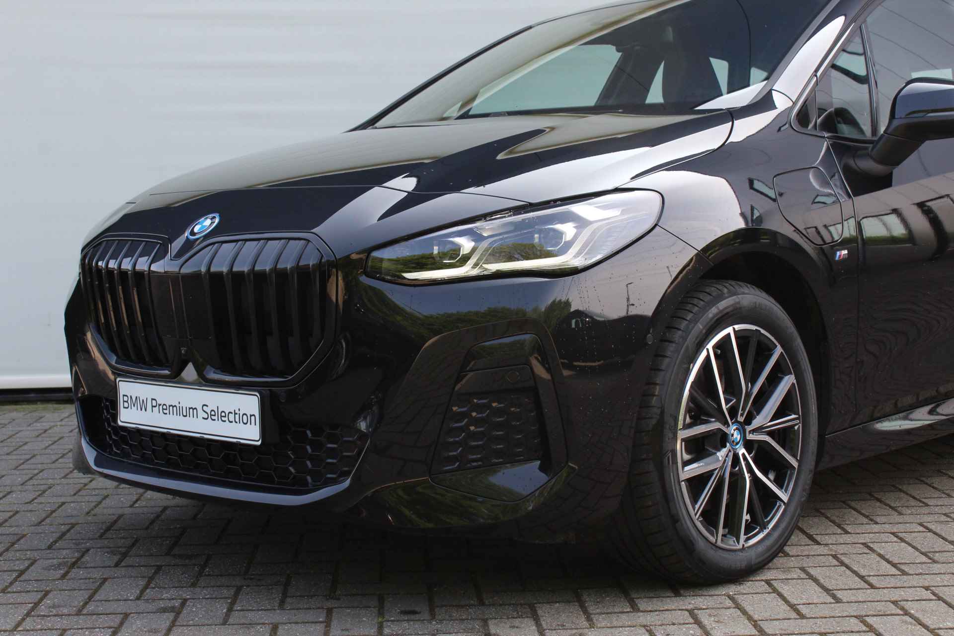 BMW 2 Serie Active Tourer 230e xDrive High Executive M Sport Automaat / Sportstoelen / Adaptieve LED / Parking Assistant Plus / M Adaptief onderstel / Comfort Access / Head-Up - 10/26