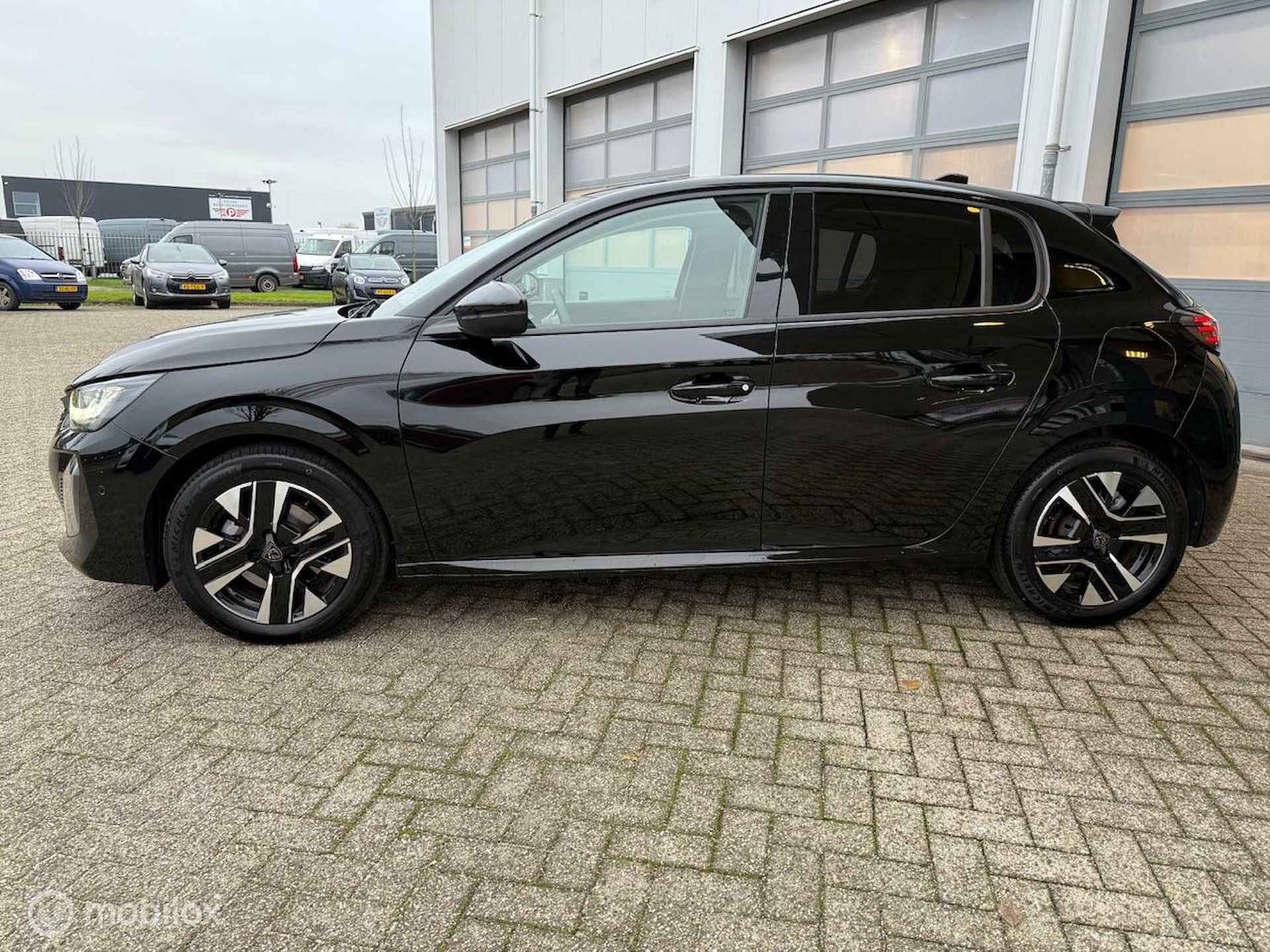 PEUGEOT 208 100 PK ALLURE DRAADLOZE CARPLAY NIEUWE MODEL RIJKLAAR PRIJS - 4/23