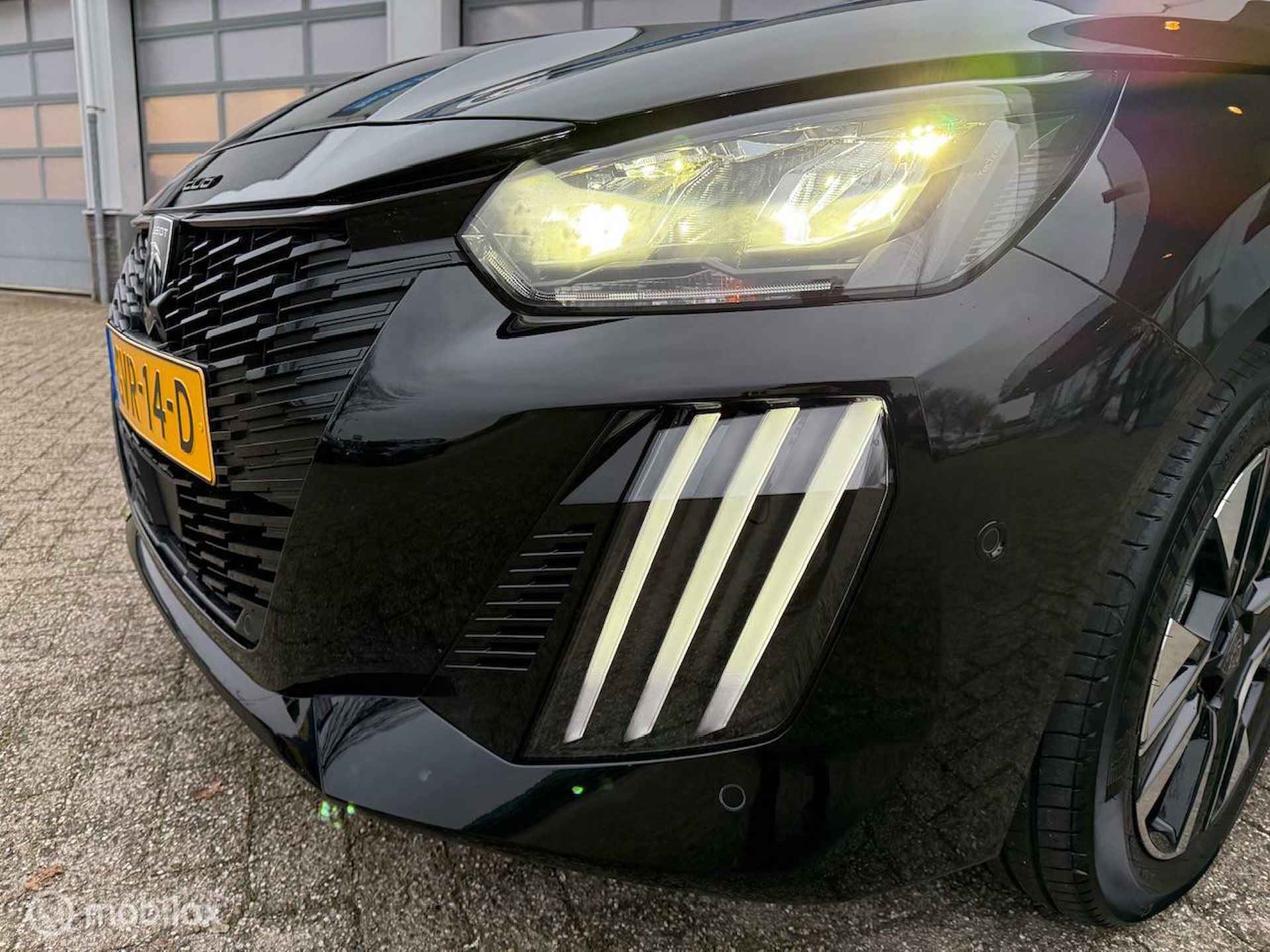 PEUGEOT 208 100 PK ALLURE DRAADLOZE CARPLAY NIEUWE MODEL RIJKLAAR PRIJS - 7/23