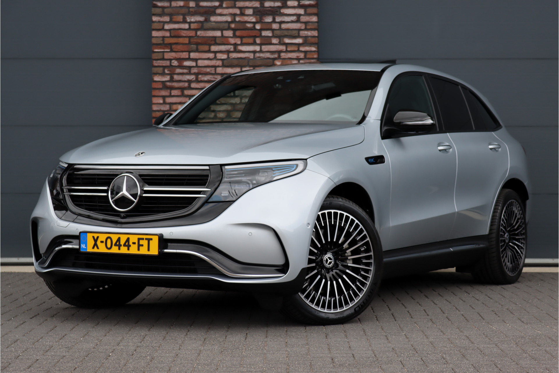 Mercedes-Benz EQC 400 4-MATIC AMG Line 80 kWh | ex BTW €47.500,- | Schuifdak | Distronic+ | Keyless Go | Surround Camera | Advanced Sound System | Multibeam LED | Air-Balance-pakket | Rijassistentiepakket |