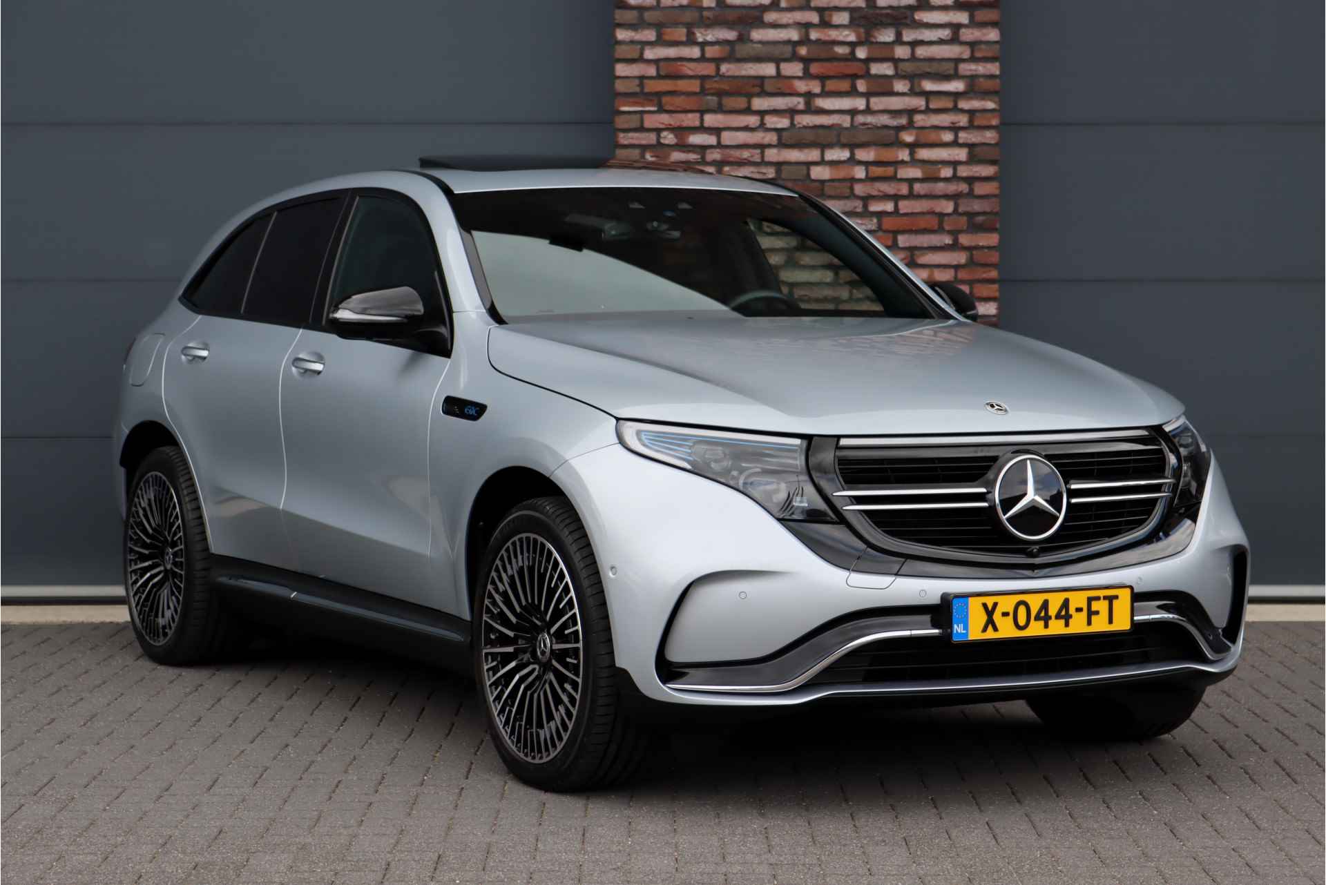 Mercedes-Benz EQC 400 4-MATIC AMG Line 80 kWh | ex BTW €47.500,- | Schuifdak | Distronic+ | Keyless Go | Surround Camera | Advanced Sound System | Multibeam LED | Air-Balance-pakket | Rijassistentiepakket | - 4/47