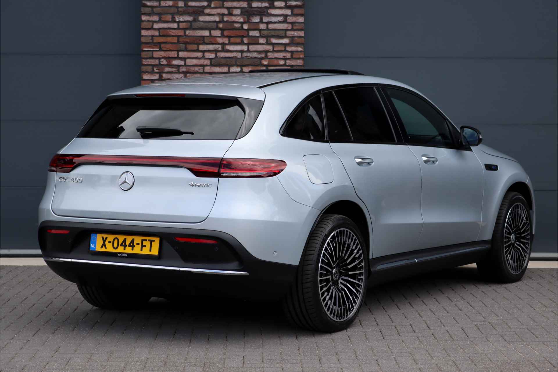 Mercedes-Benz EQC 400 4-MATIC AMG Line 80 kWh | ex BTW €47.500,- | Schuifdak | Distronic+ | Keyless Go | Surround Camera | Advanced Sound System | Multibeam LED | Air-Balance-pakket | Rijassistentiepakket | - 8/47