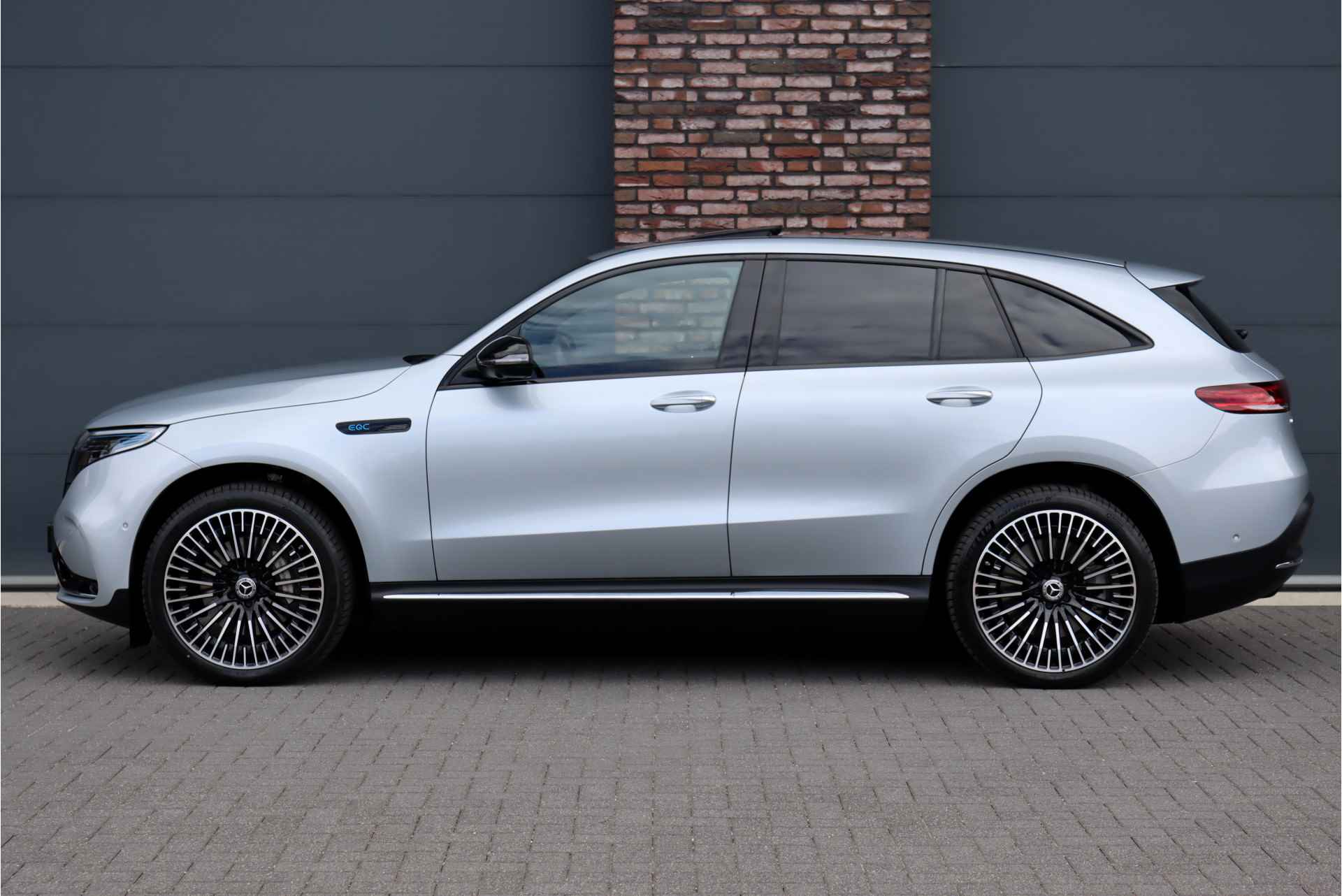 Mercedes-Benz EQC 400 4-MATIC AMG Line 80 kWh | ex BTW €47.500,- | Schuifdak | Distronic+ | Keyless Go | Surround Camera | Advanced Sound System | Multibeam LED | Air-Balance-pakket | Rijassistentiepakket | - 10/47