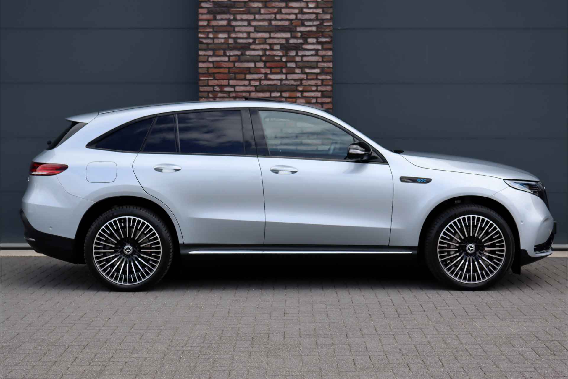 Mercedes-Benz EQC 400 4-MATIC AMG Line 80 kWh | ex BTW €47.500,- | Schuifdak | Distronic+ | Keyless Go | Surround Camera | Advanced Sound System | Multibeam LED | Air-Balance-pakket | Rijassistentiepakket | - 12/47