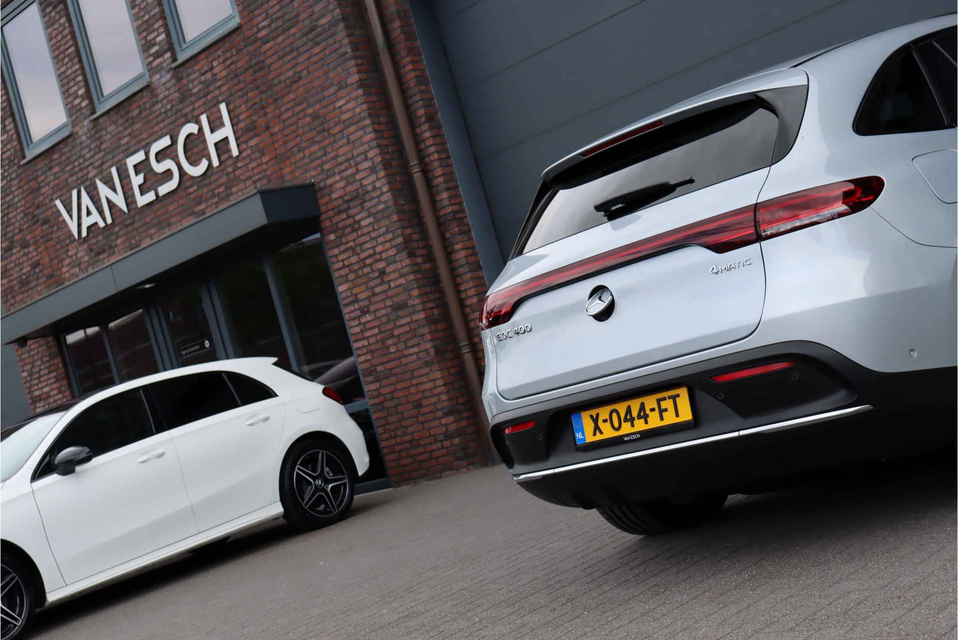 Mercedes-Benz EQC 400 4-MATIC AMG Line 80 kWh | ex BTW €47.500,- | Schuifdak | Distronic+ | Keyless Go | Surround Camera | Advanced Sound System | Multibeam LED | Air-Balance-pakket | Rijassistentiepakket | - 24/47