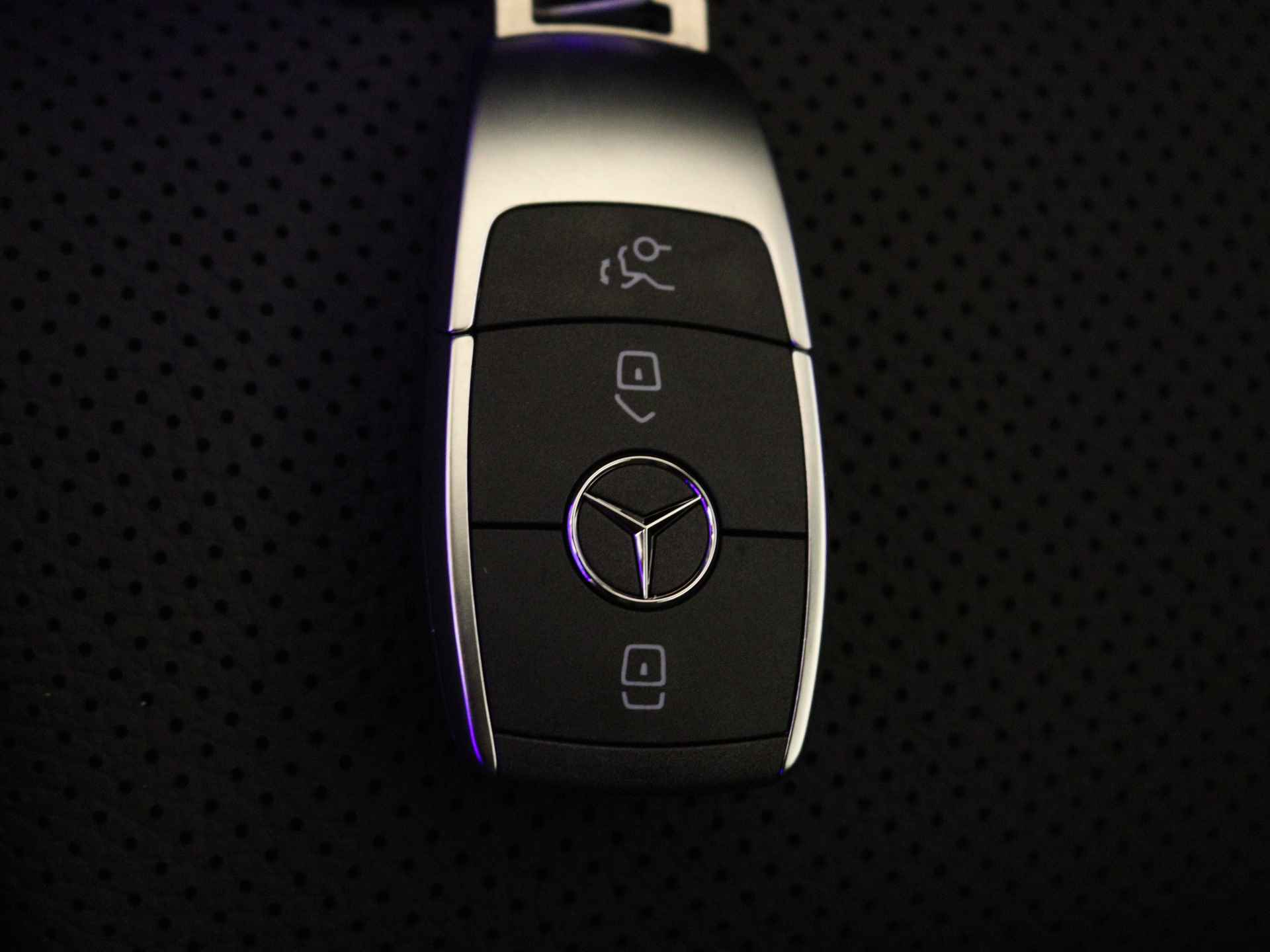 Mercedes-Benz C-Klasse Cabrio 300 AMG Line | Premium Plus pakket | Nightpakket | Dodehoekassistent |  Cabriolet comfortpakket | Anti-diefstalsysteem | Burmester® surround sound system | Stoelventilatie/-verwarming voorstoelen | - 29/38