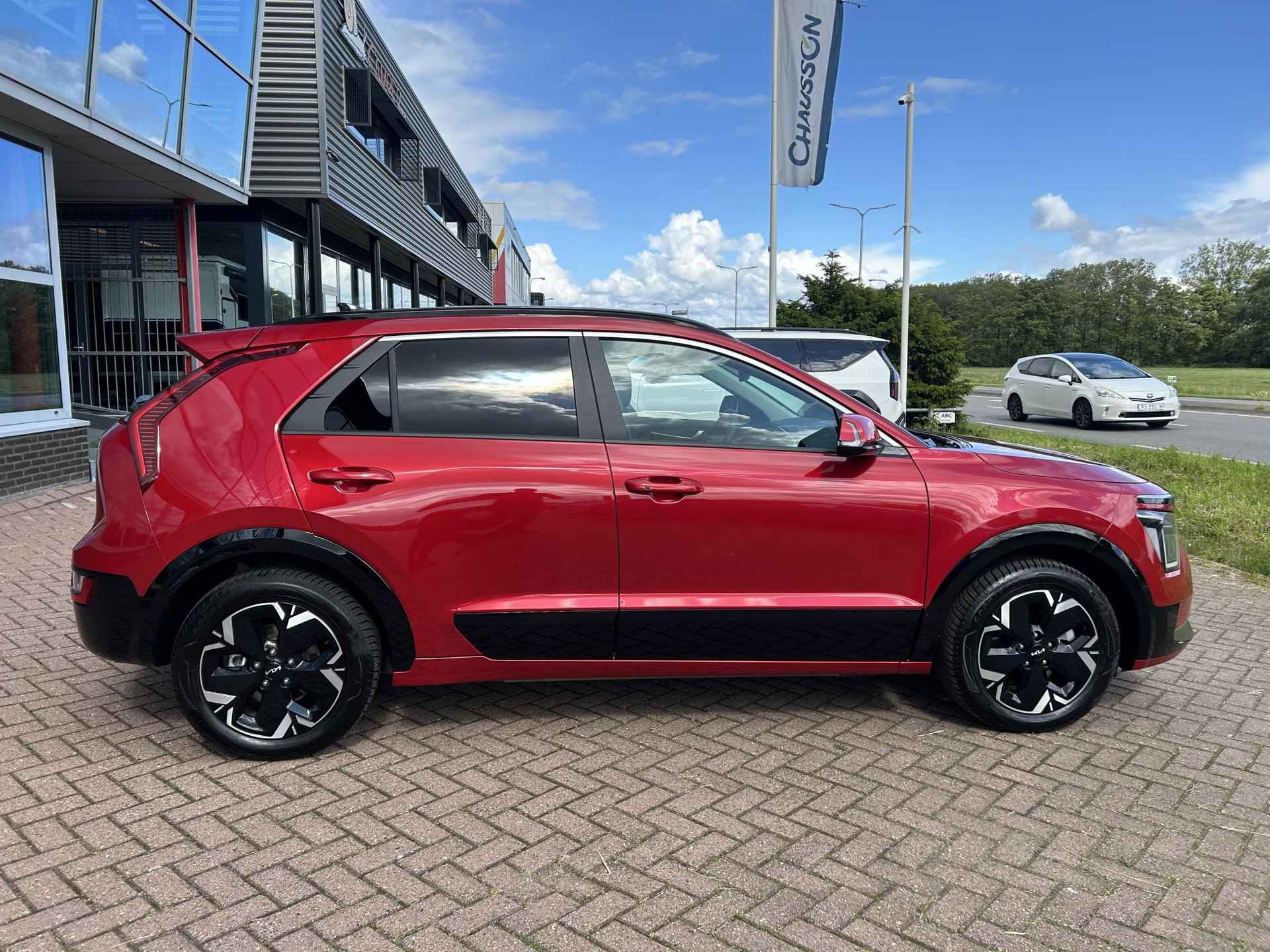 Kia Niro EV DynamicPlusLine 64.8 kWh | Btw-aftrekbaar | Schuifdak | HUD | Keyless | Parkeersensoren | Stoel/Stuurverwarming | Adaptive cruise control | Dodehoek detectie met correctie | - 7/17