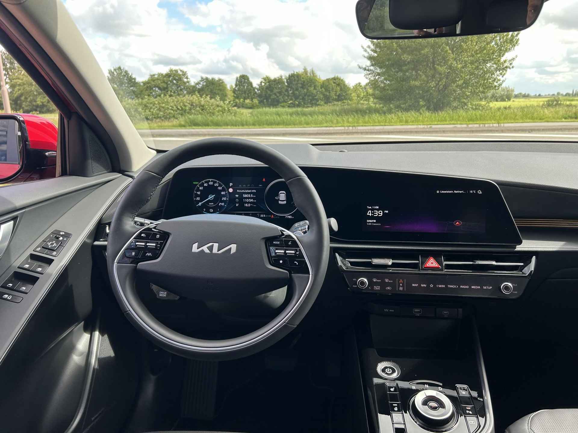 Kia Niro EV DynamicPlusLine 64.8 kWh | Btw-aftrekbaar | Schuifdak | HUD | Keyless | Parkeersensoren | Stoel/Stuurverwarming | Adaptive cruise control | Dodehoek detectie met correctie | - 10/17