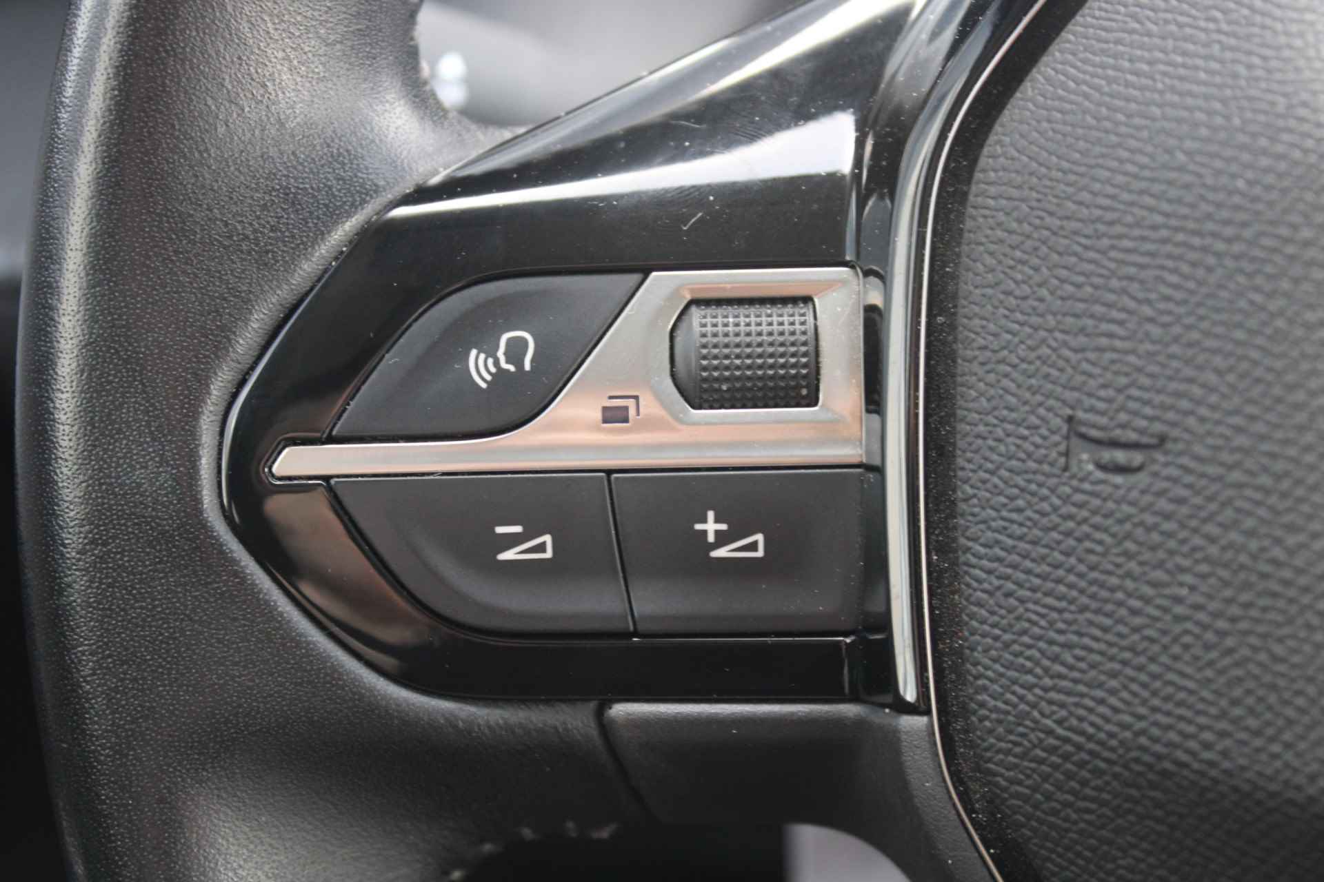 Peugeot 208 1.2 PureTech 100PK Allure Pack Navigatie, Achteruitrijcamera, Apple Carplay/Android Auto, Parkeersensoren Achter, Lichtmetalen Velgen 16'' - 14/32