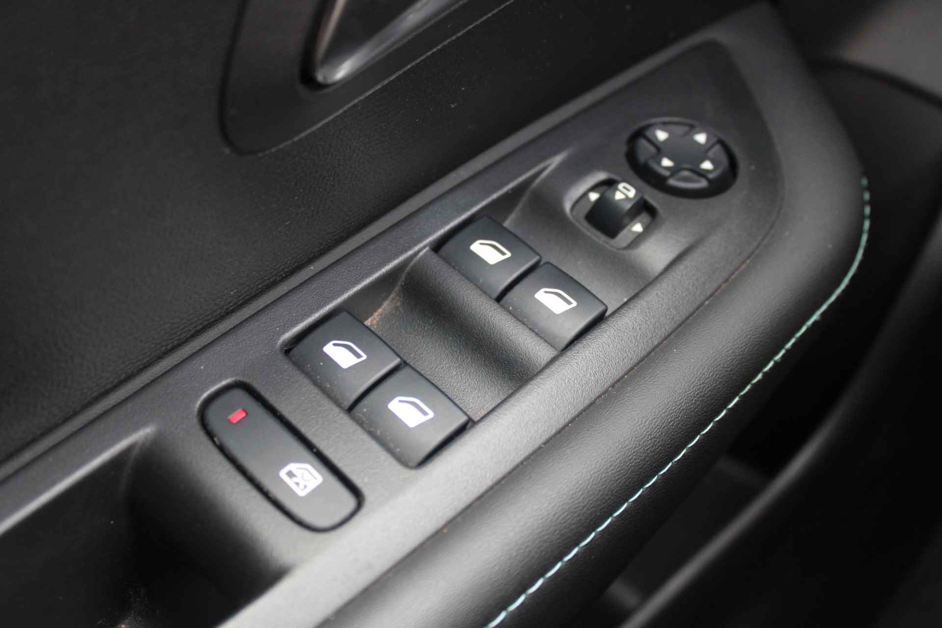 Peugeot 208 1.2 PureTech 100PK Allure Pack Navigatie, Achteruitrijcamera, Apple Carplay/Android Auto, Parkeersensoren Achter, Lichtmetalen Velgen 16'' - 16/32