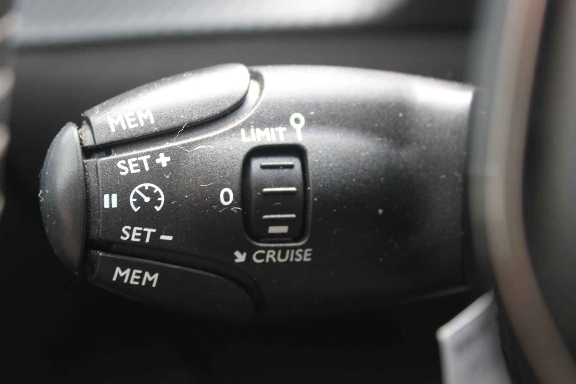 Peugeot 208 1.2 PureTech 100PK Allure Pack Navigatie, Achteruitrijcamera, Apple Carplay/Android Auto, Parkeersensoren Achter, Lichtmetalen Velgen 16'' - 27/32