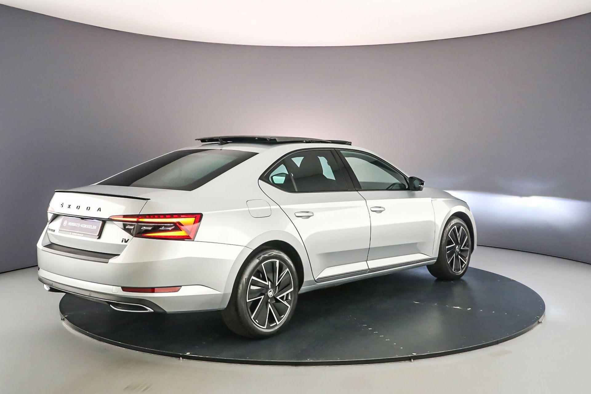 Skoda Superb Sportline Business 1.4 TSI PHEV 218pk DSG Automaat Panoramadak, Adaptive cruise control, 360 camera, Elektrische achterklep, Achteruitrijcamera, Navigatie, Stuurwiel verwarmd, Stoelverwarming - 6/54