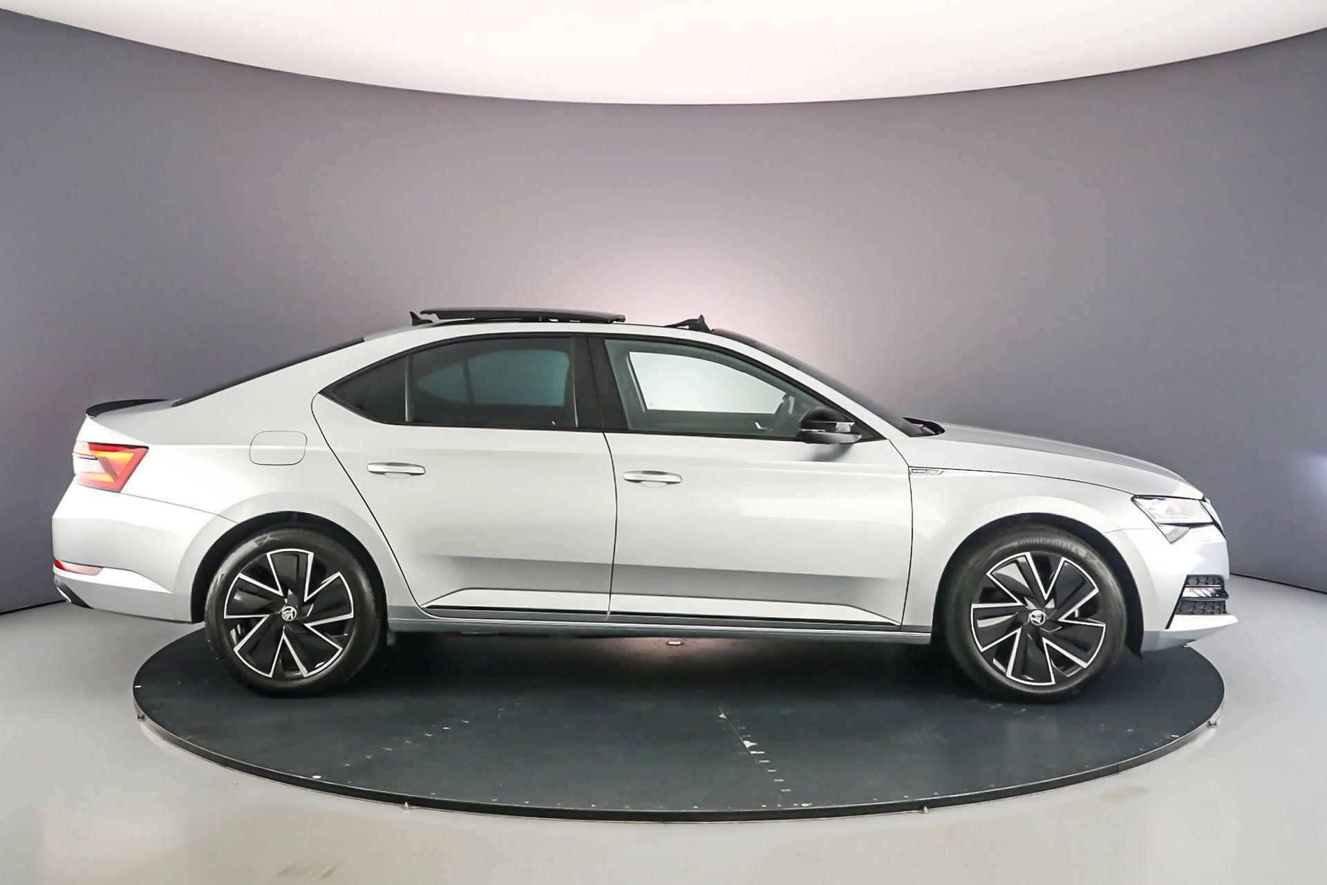 Skoda Superb Sportline Business 1.4 TSI PHEV 218pk DSG Automaat Panoramadak, Adaptive cruise control, 360 camera, Elektrische achterklep, Achteruitrijcamera, Navigatie, Stuurwiel verwarmd, Stoelverwarming - 7/54