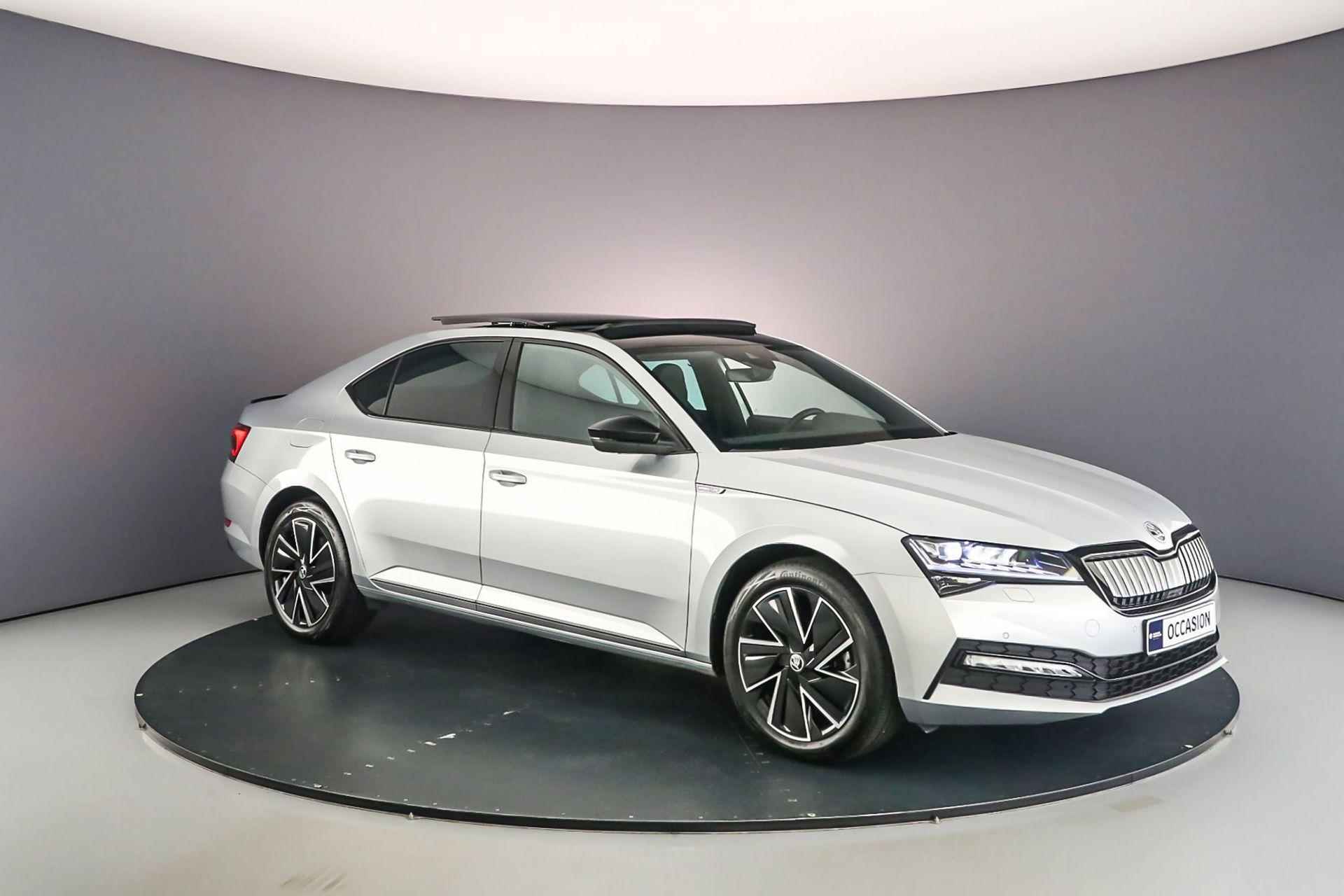 Skoda Superb Sportline Business 1.4 TSI PHEV 218pk DSG Automaat Panoramadak, Adaptive cruise control, 360 camera, Elektrische achterklep, Achteruitrijcamera, Navigatie, Stuurwiel verwarmd, Stoelverwarming - 8/54