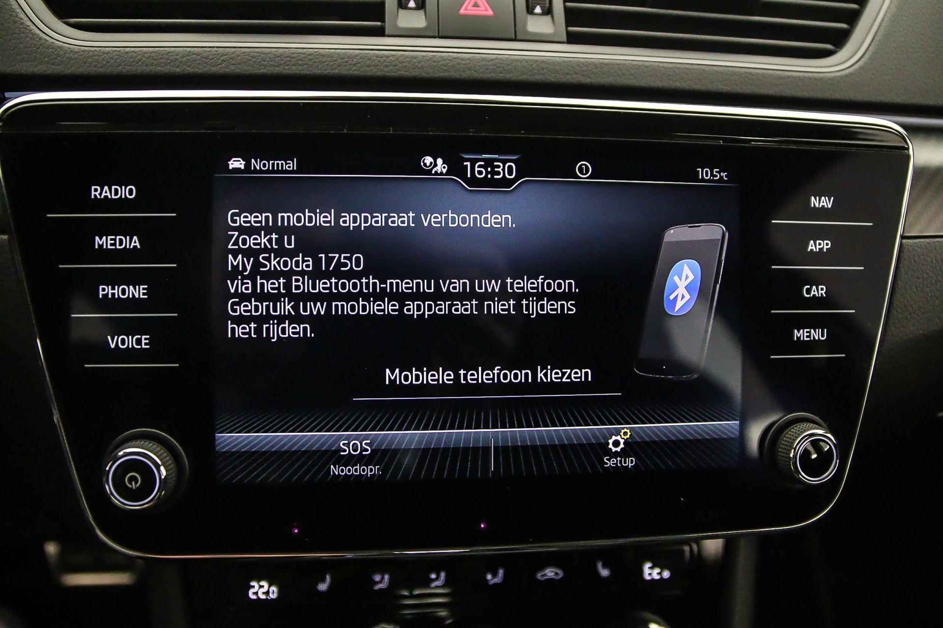 Skoda Superb Sportline Business 1.4 TSI PHEV 218pk DSG Automaat Panoramadak, Adaptive cruise control, 360 camera, Elektrische achterklep, Achteruitrijcamera, Navigatie, Stuurwiel verwarmd, Stoelverwarming - 26/54