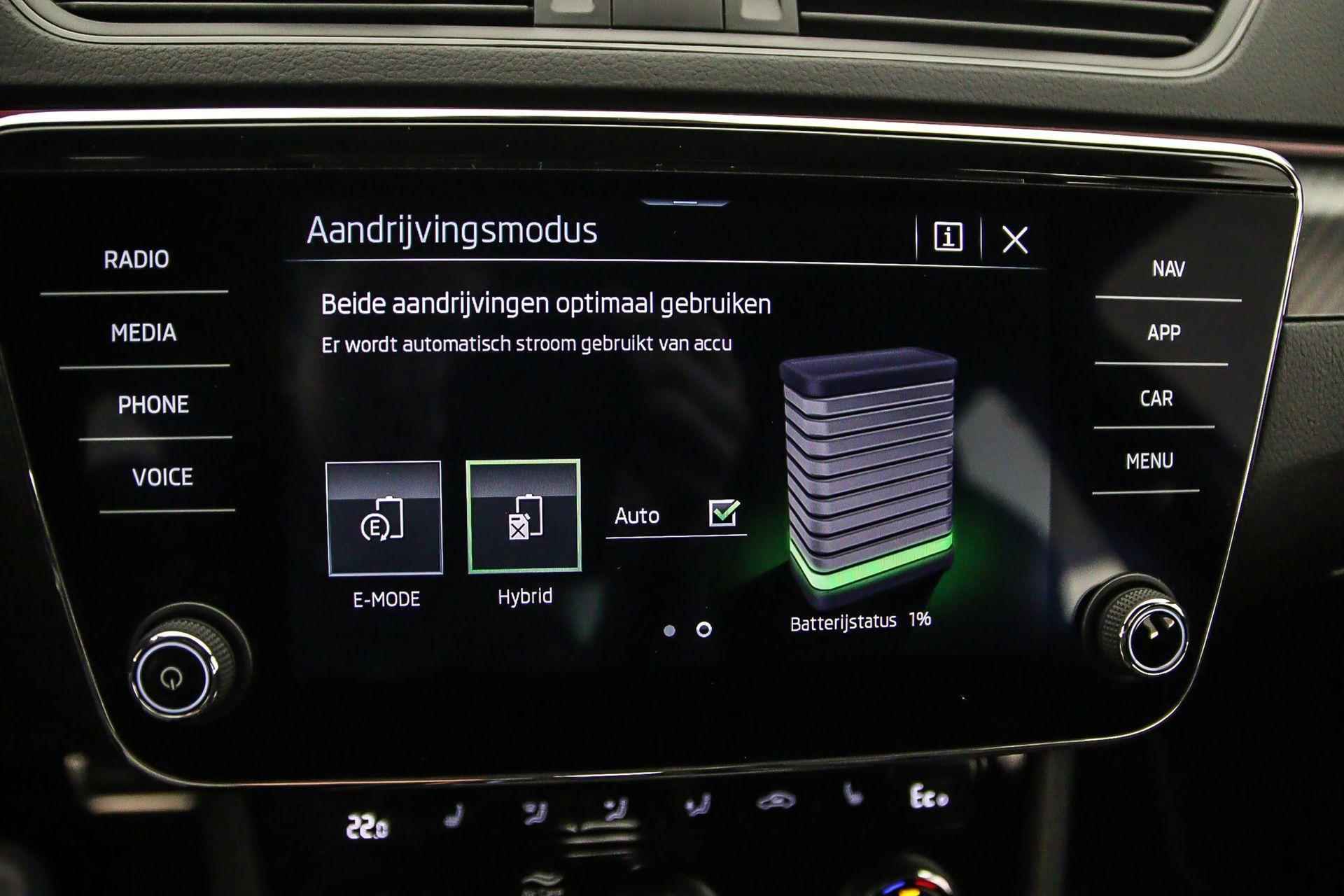 Skoda Superb Sportline Business 1.4 TSI PHEV 218pk DSG Automaat Panoramadak, Adaptive cruise control, 360 camera, Elektrische achterklep, Achteruitrijcamera, Navigatie, Stuurwiel verwarmd, Stoelverwarming - 34/54