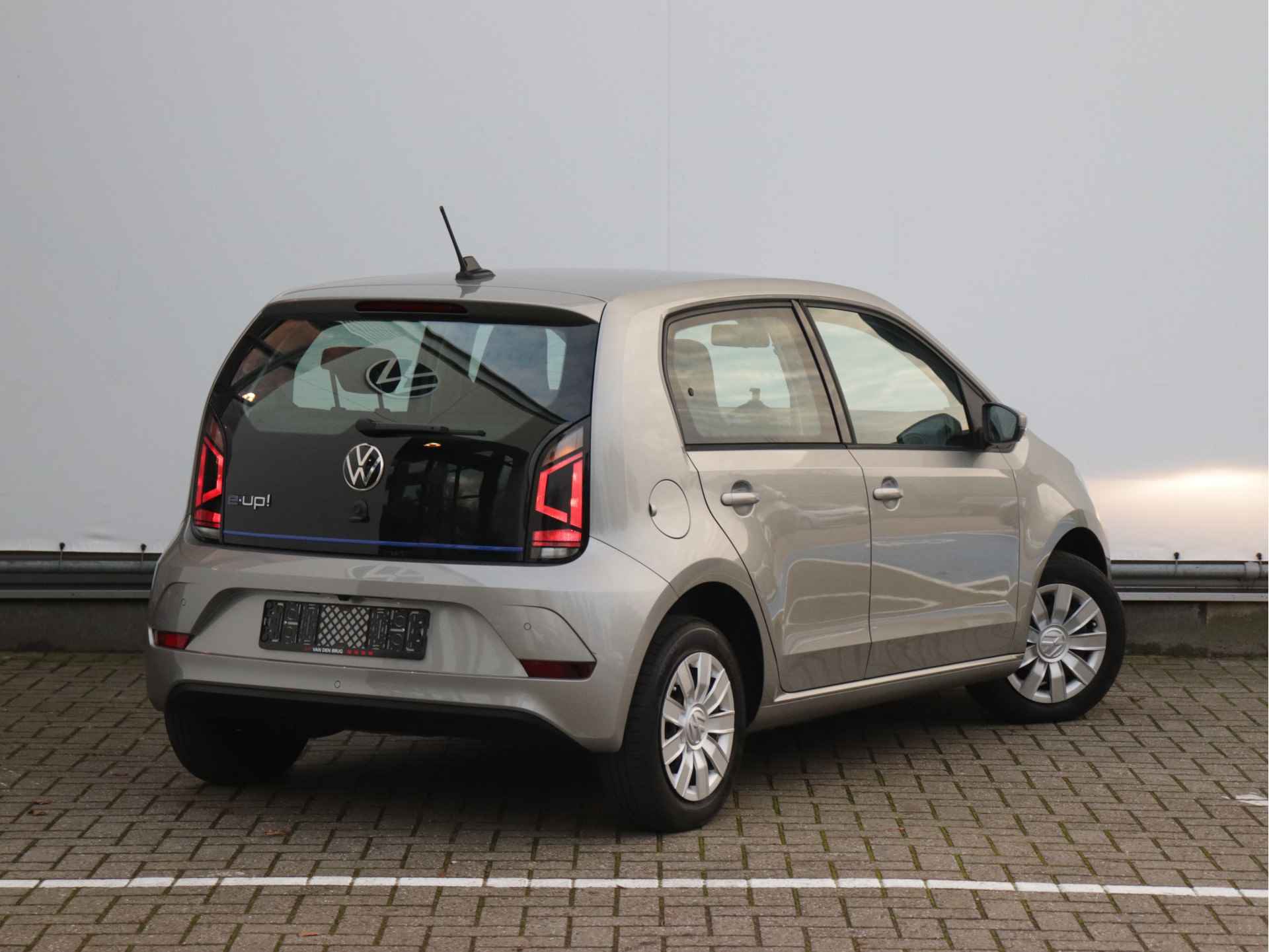 Volkswagen e-Up! 83pk Move | LED | Camera | Cruise control | Parkeersensor achter | €2000 subsidie mogelijk! - 5/29