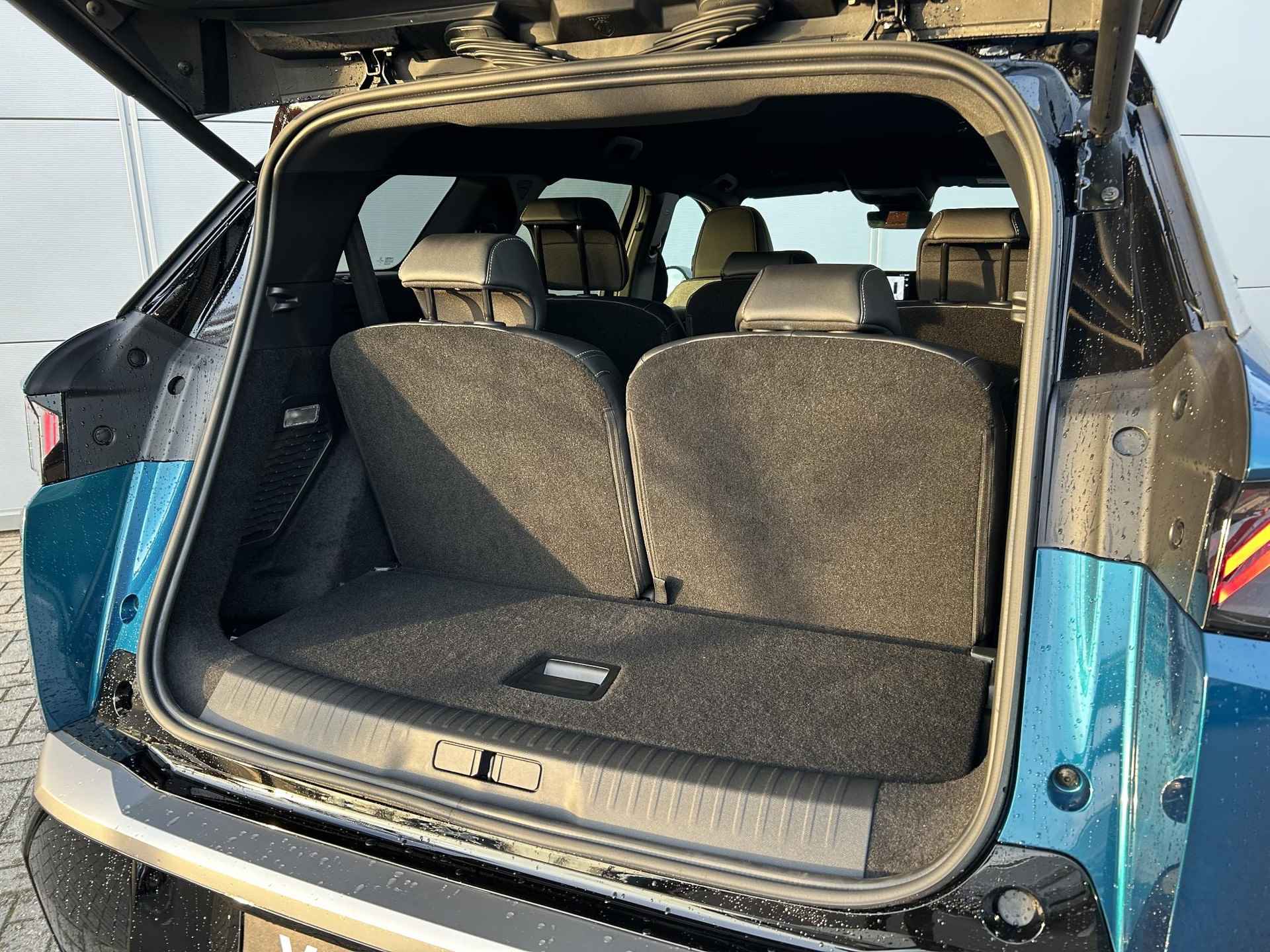 Peugeot e-5008 GT Avantage 73 kWh | Warmtepomp | Alcantara bekleding | Elektrisch verstelbare stoelen/ Massage functie | Stoelverwarming | Stuurverwarming | 360 camera | Adaptieve Cruise Control | Apple Carplay/Android Auto - 22/31