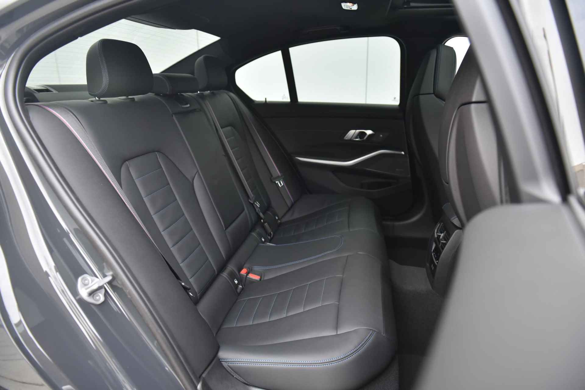 BMW 3 Serie Sedan 330e M-Sport / Schuifdak / M-Sport Stoelen / Head Up Display / Harman en Kardon Audio / Comfort Access - 8/28