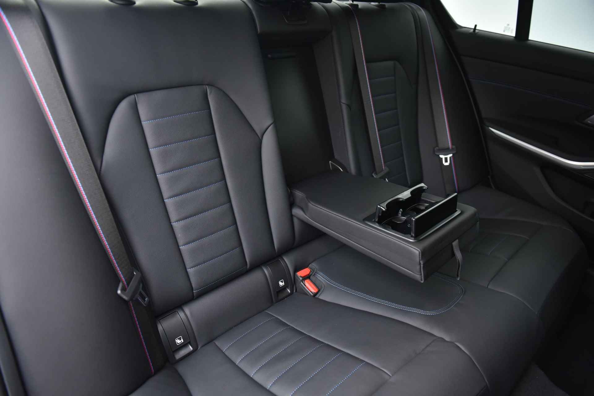 BMW 3 Serie Sedan 330e M-Sport / Schuifdak / M-Sport Stoelen / Head Up Display / Harman en Kardon Audio / Comfort Access - 9/28