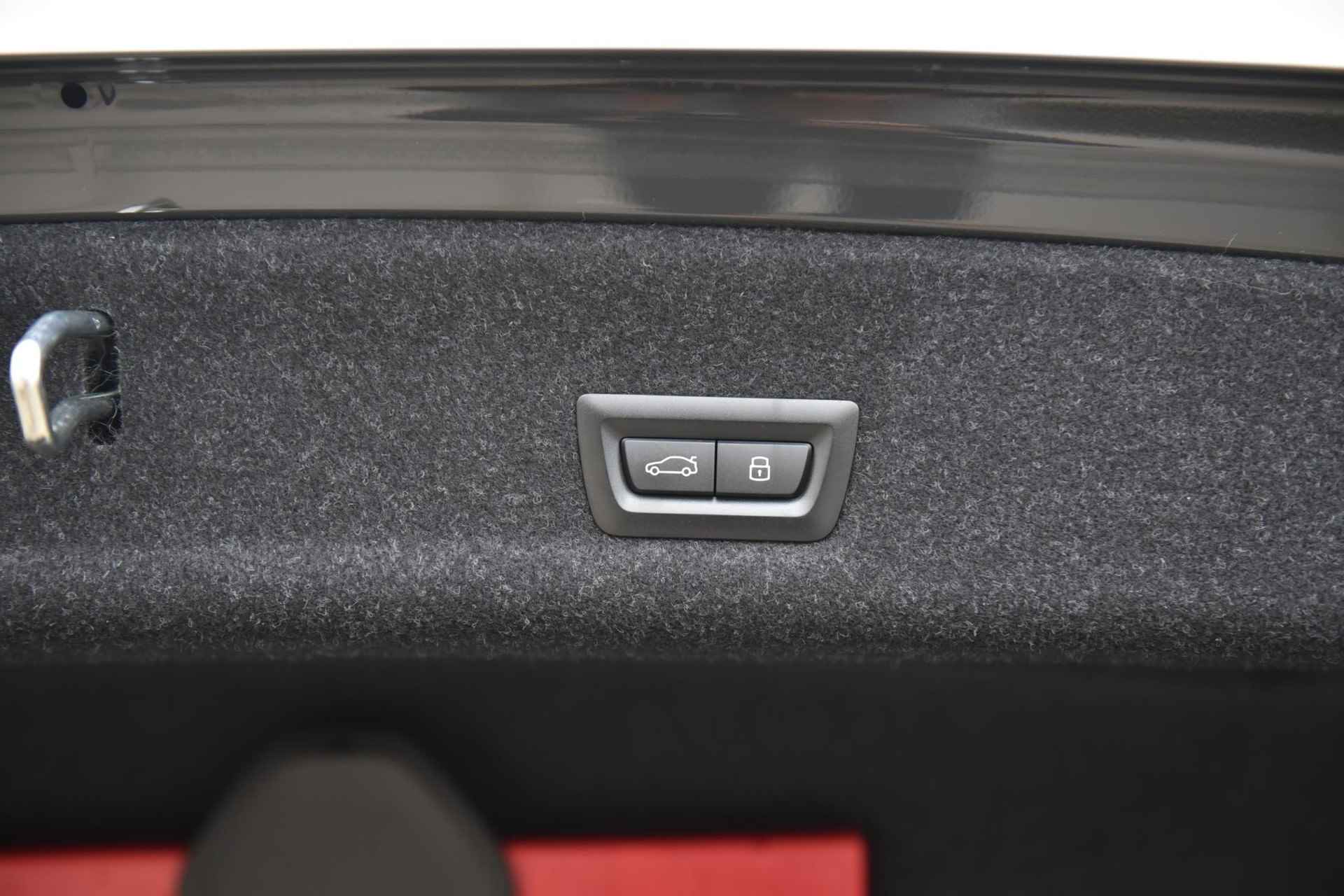 BMW 3 Serie Sedan 330e M-Sport / Schuifdak / M-Sport Stoelen / Head Up Display / Harman en Kardon Audio / Comfort Access - 12/28