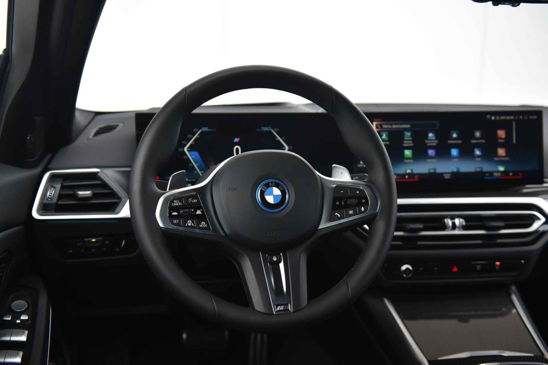 BMW 3 Serie Sedan 330e M-Sport / Schuifdak / M-Sport Stoelen / Head Up Display / Harman en Kardon Audio / Comfort Access - 17/28