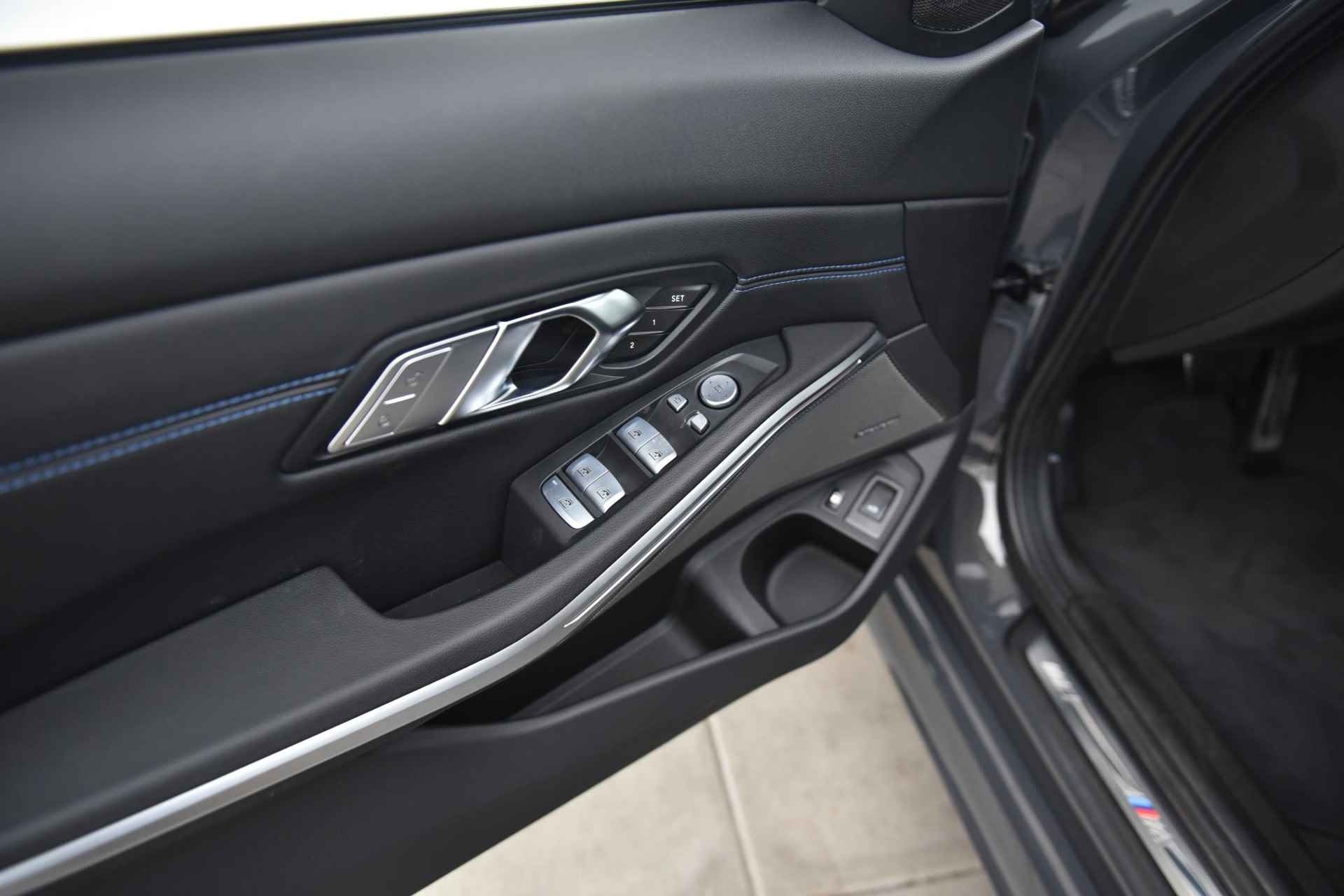 BMW 3 Serie Sedan 330e M-Sport / Schuifdak / M-Sport Stoelen / Head Up Display / Harman en Kardon Audio / Comfort Access - 22/28