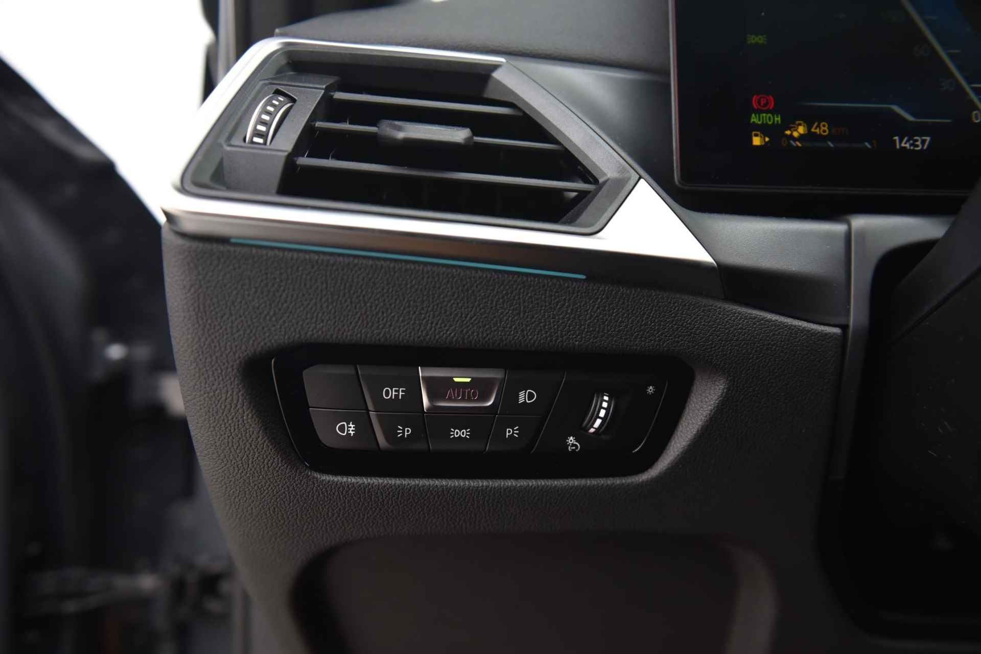 BMW 3 Serie Sedan 330e M-Sport / Schuifdak / M-Sport Stoelen / Head Up Display / Harman en Kardon Audio / Comfort Access - 23/28