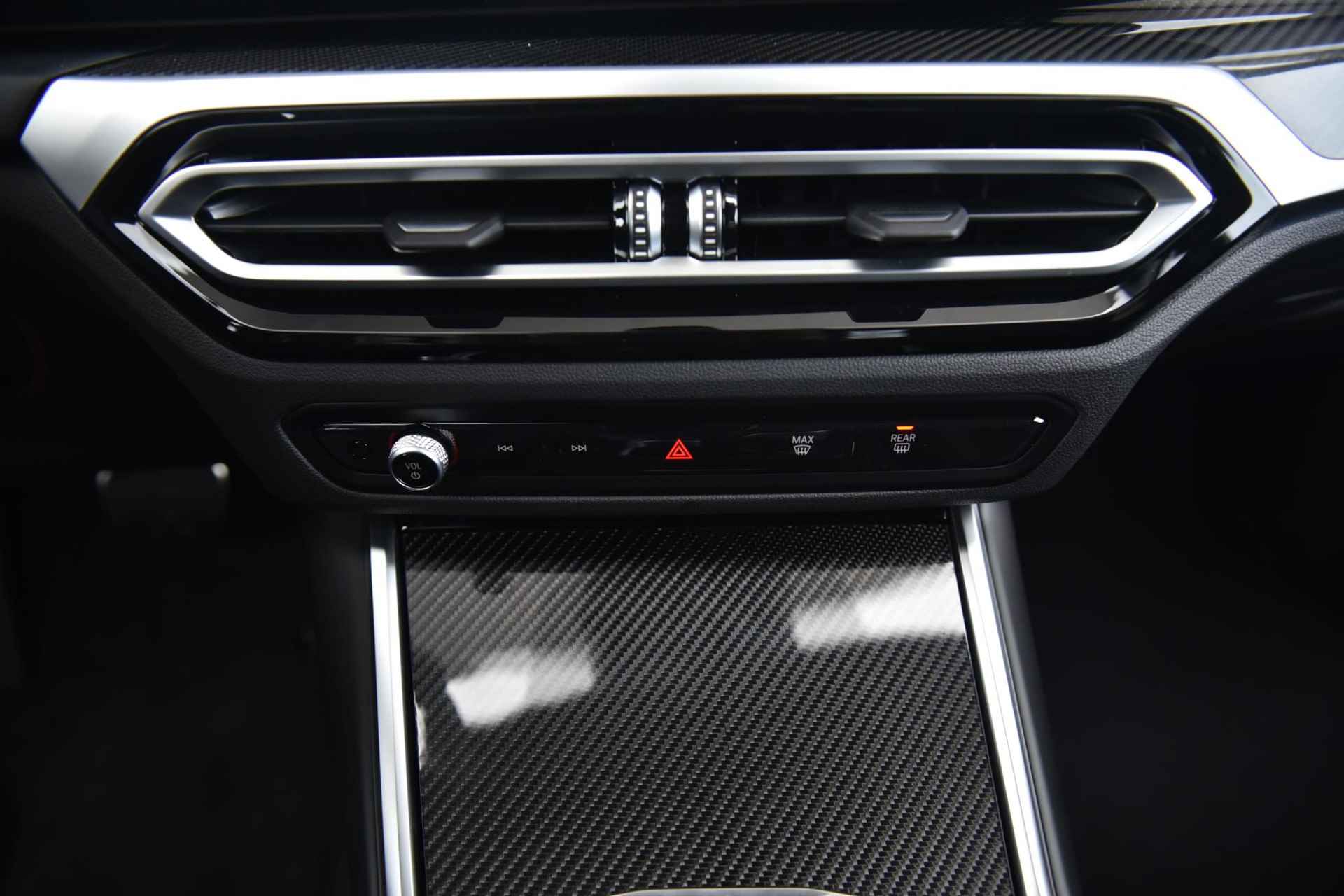 BMW 3 Serie Sedan 330e M-Sport / Schuifdak / M-Sport Stoelen / Head Up Display / Harman en Kardon Audio / Comfort Access - 27/28