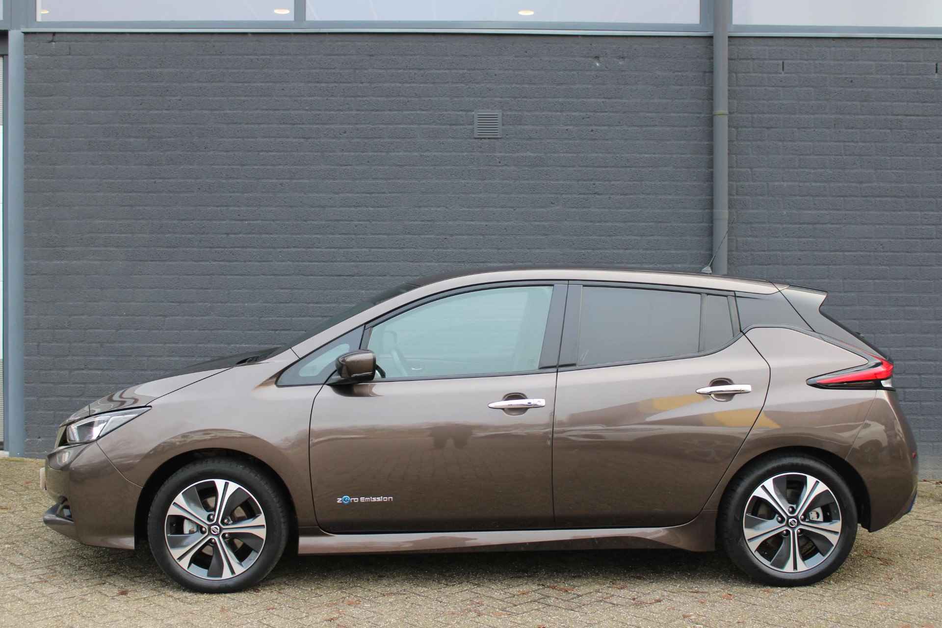 Nissan LEAF Tekna 40 kWh NL-Auto | Navigatie | 360 Graden Camera | Climate Controle | Adaptieve Cruise Control | Bose-Geluidssysteem | Radio-DAB-USB | LM-velgen | Parkeersensoren | 1e Eigenaar - 2/26